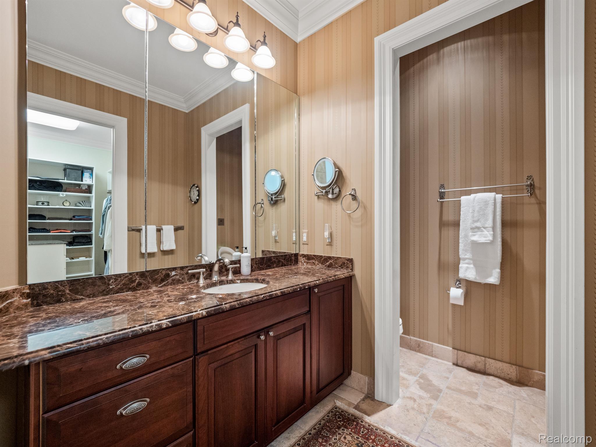 548 BARRINGTON Court