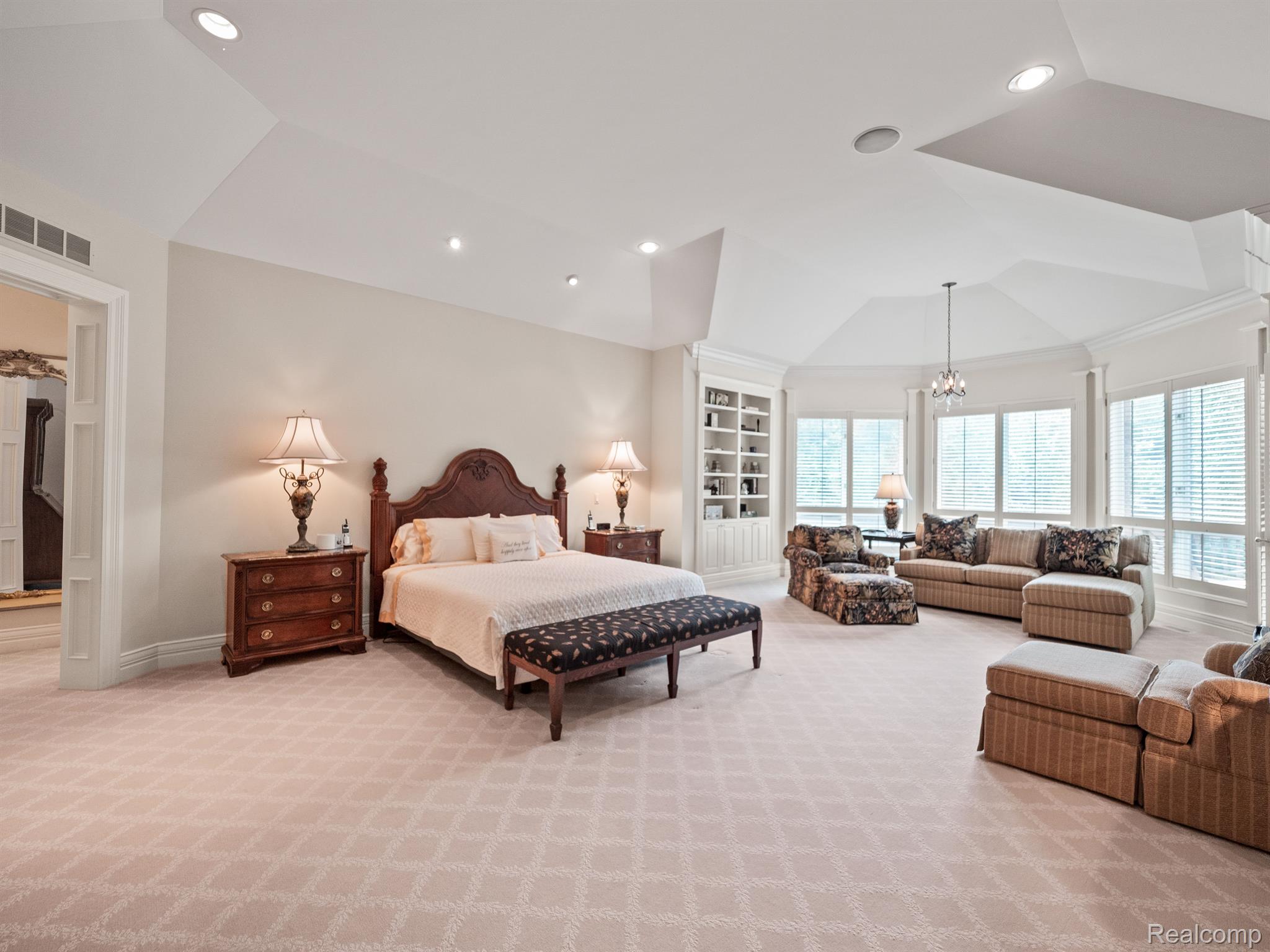 548 BARRINGTON Court