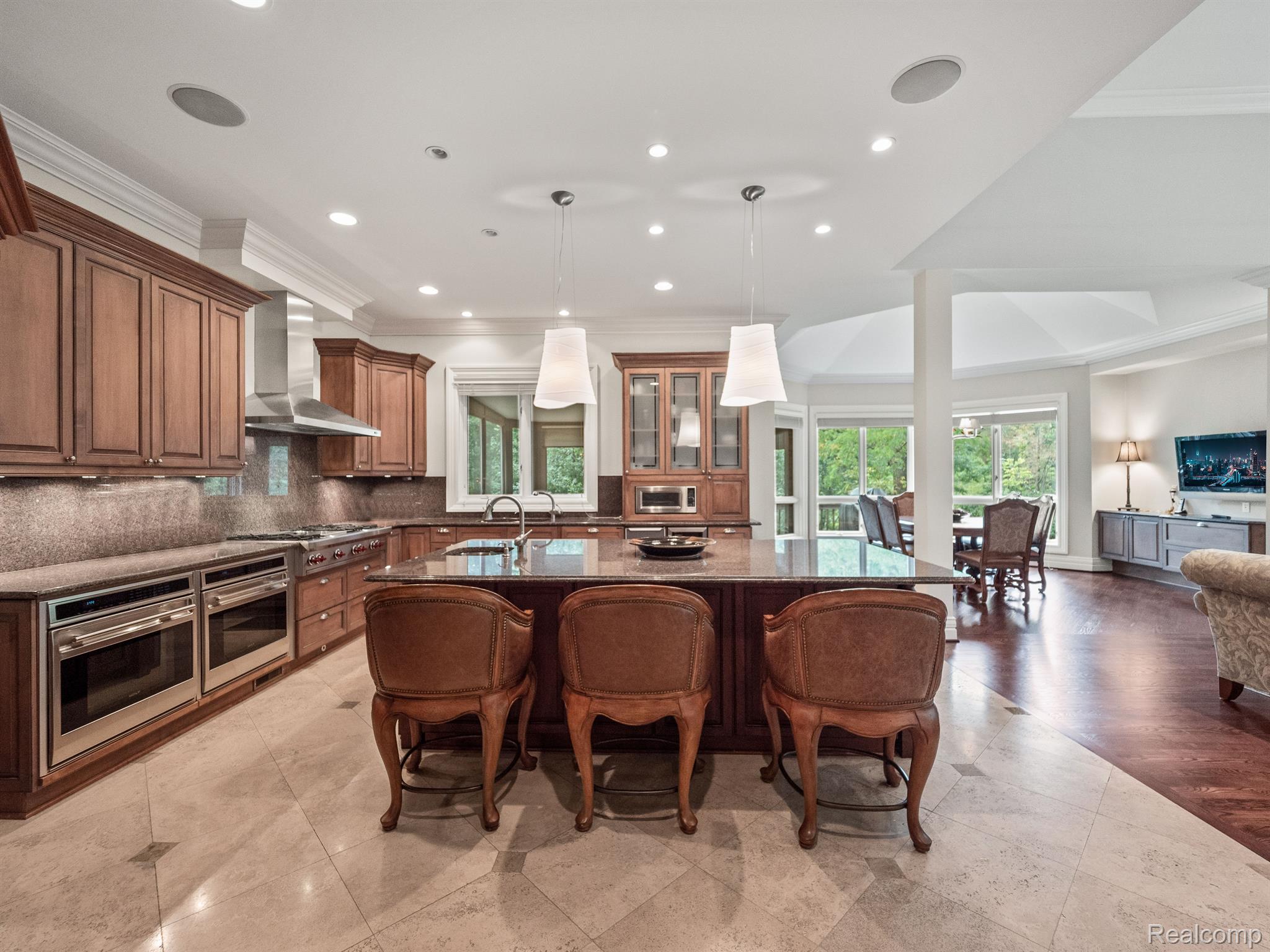 548 BARRINGTON Court