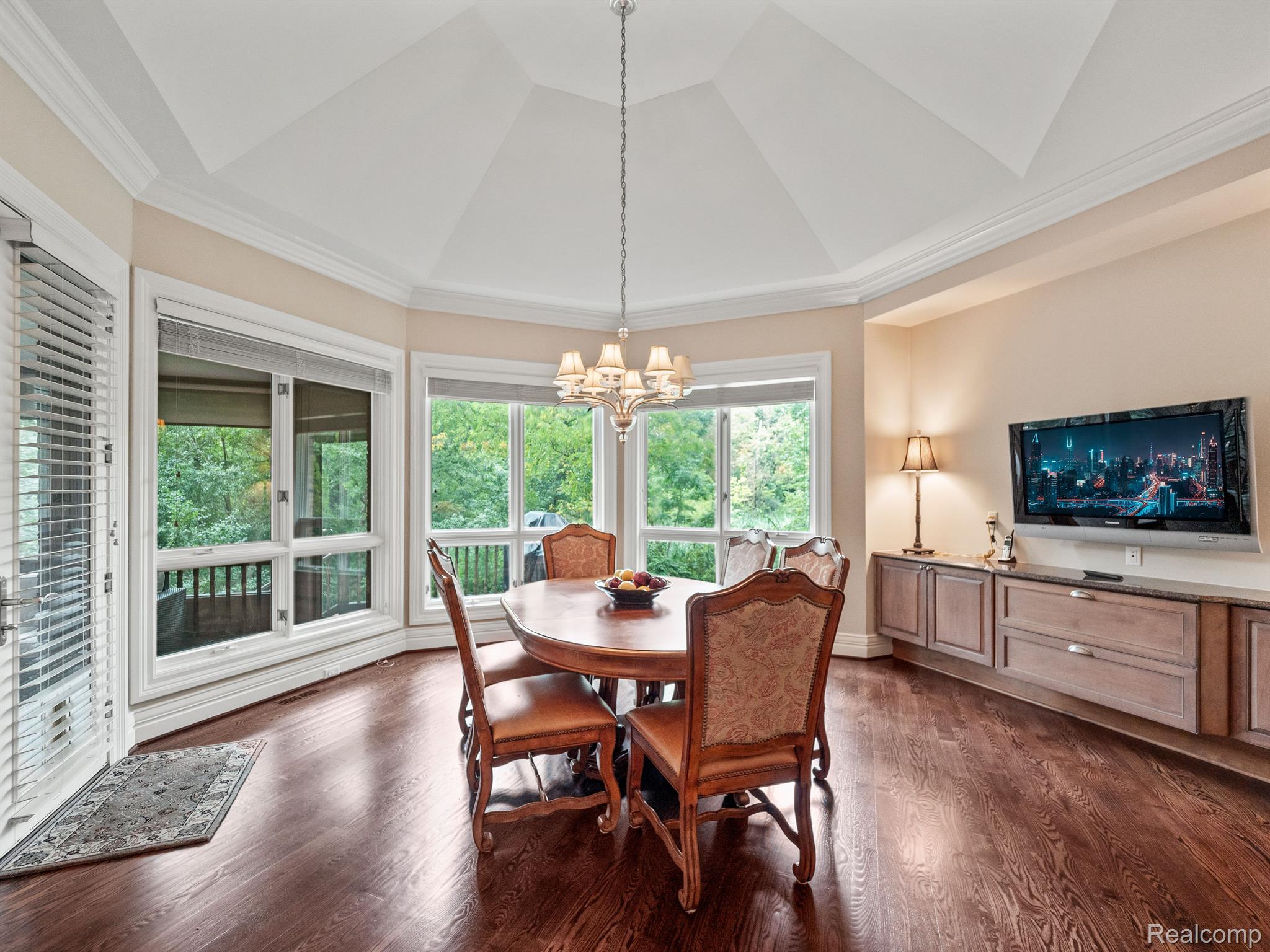 548 BARRINGTON Court