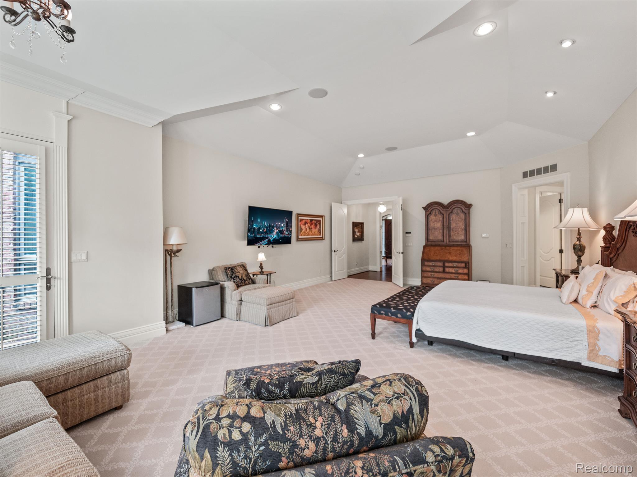 548 BARRINGTON Court