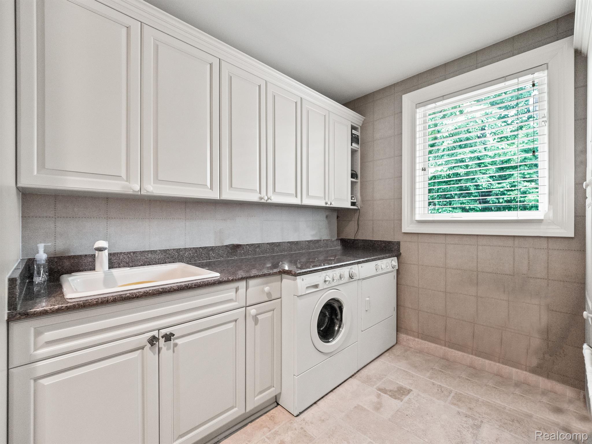 548 BARRINGTON Court