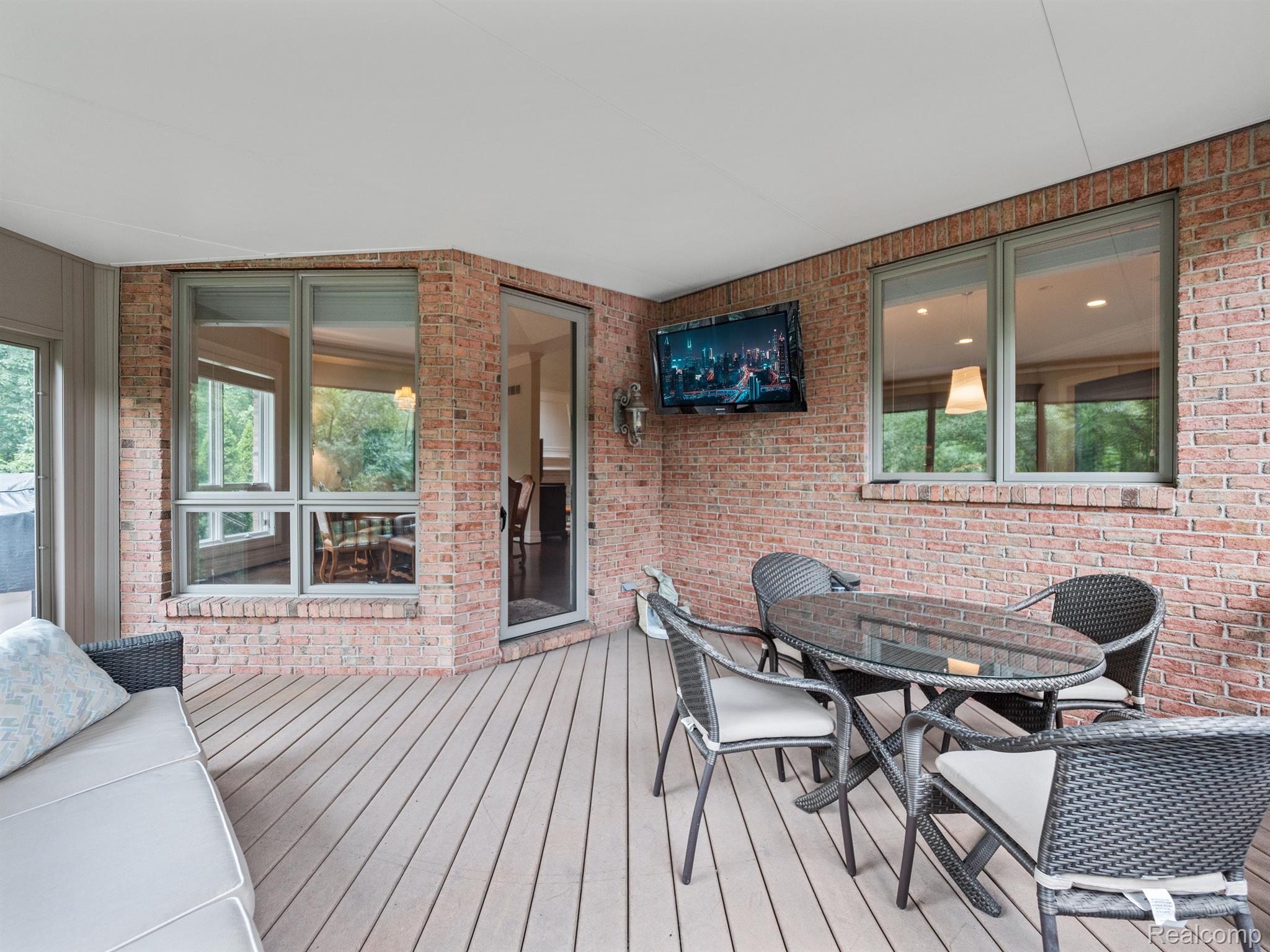 548 BARRINGTON Court