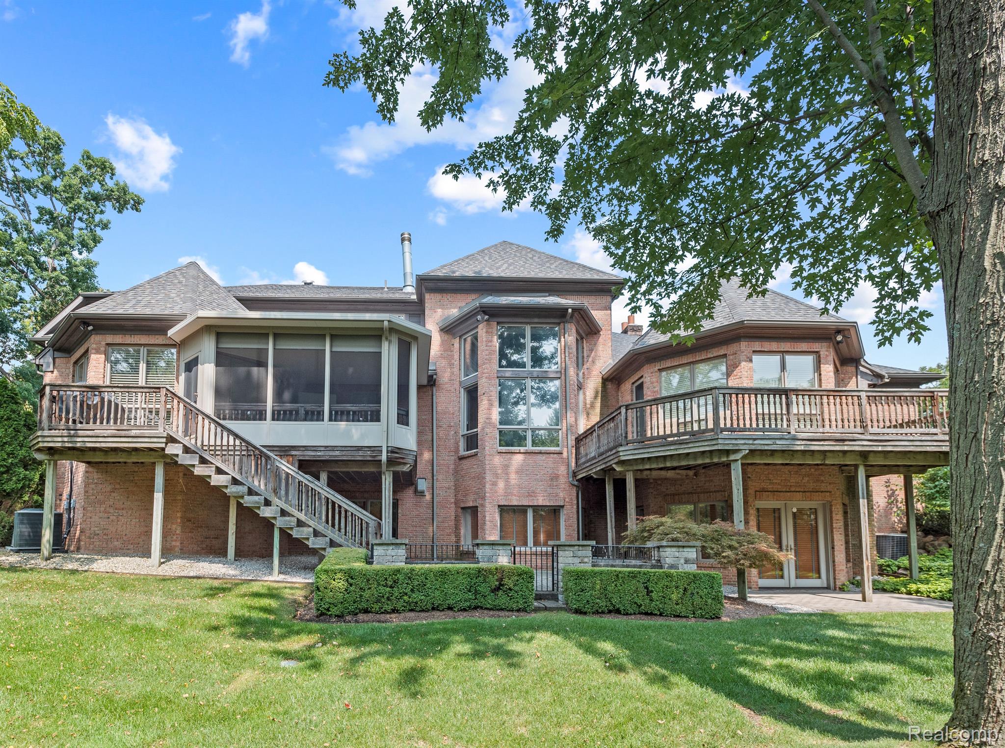 548 BARRINGTON Court