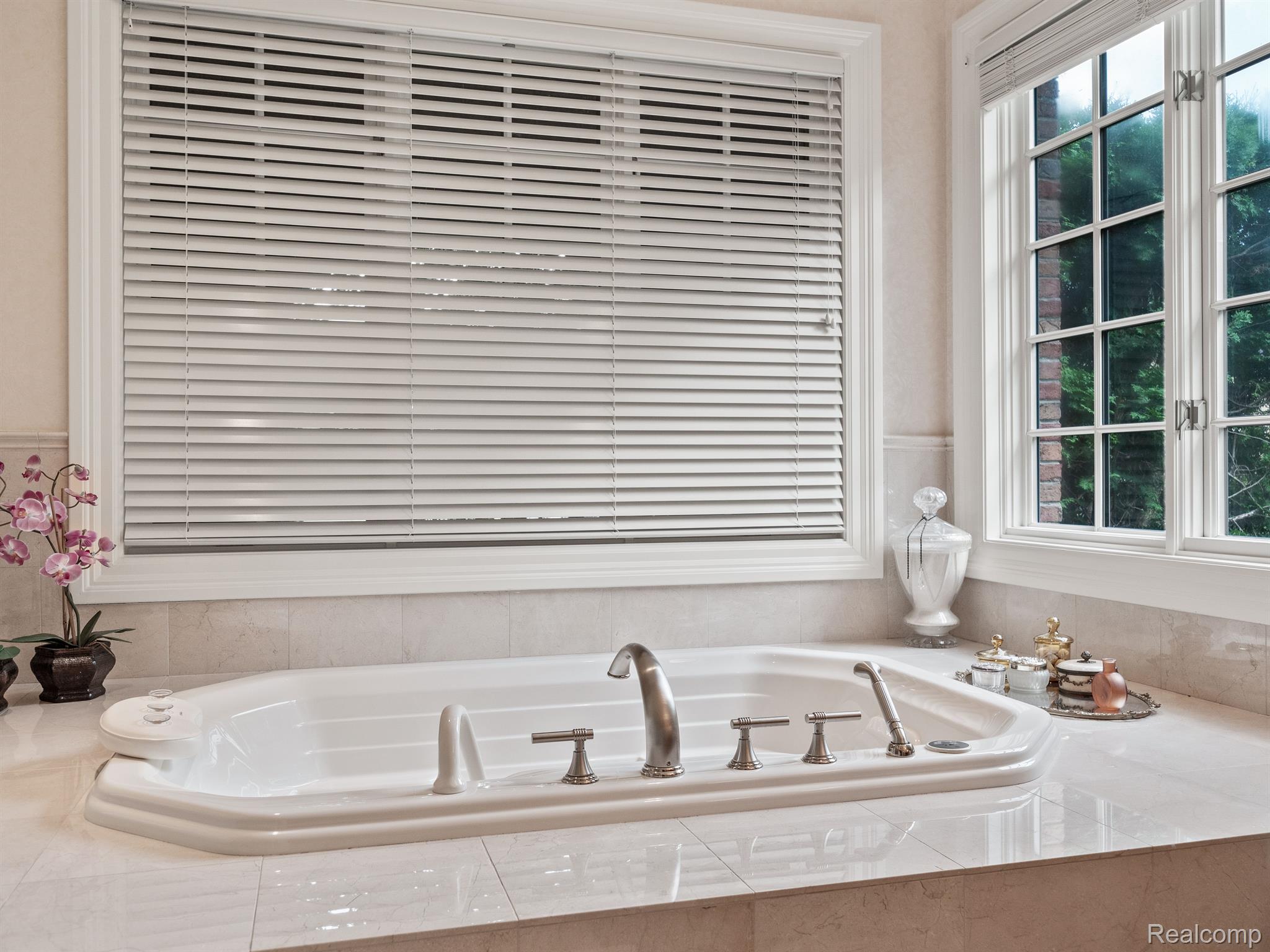 548 BARRINGTON Court