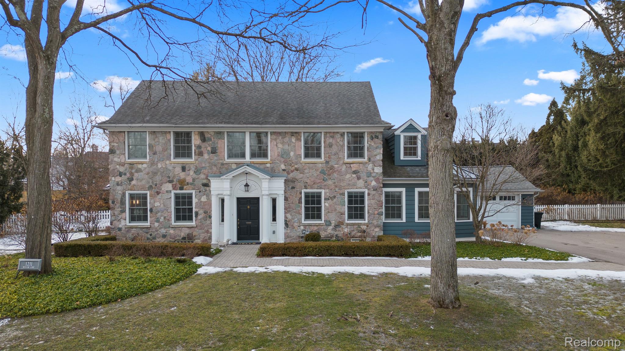 1211 WILLOW Lane