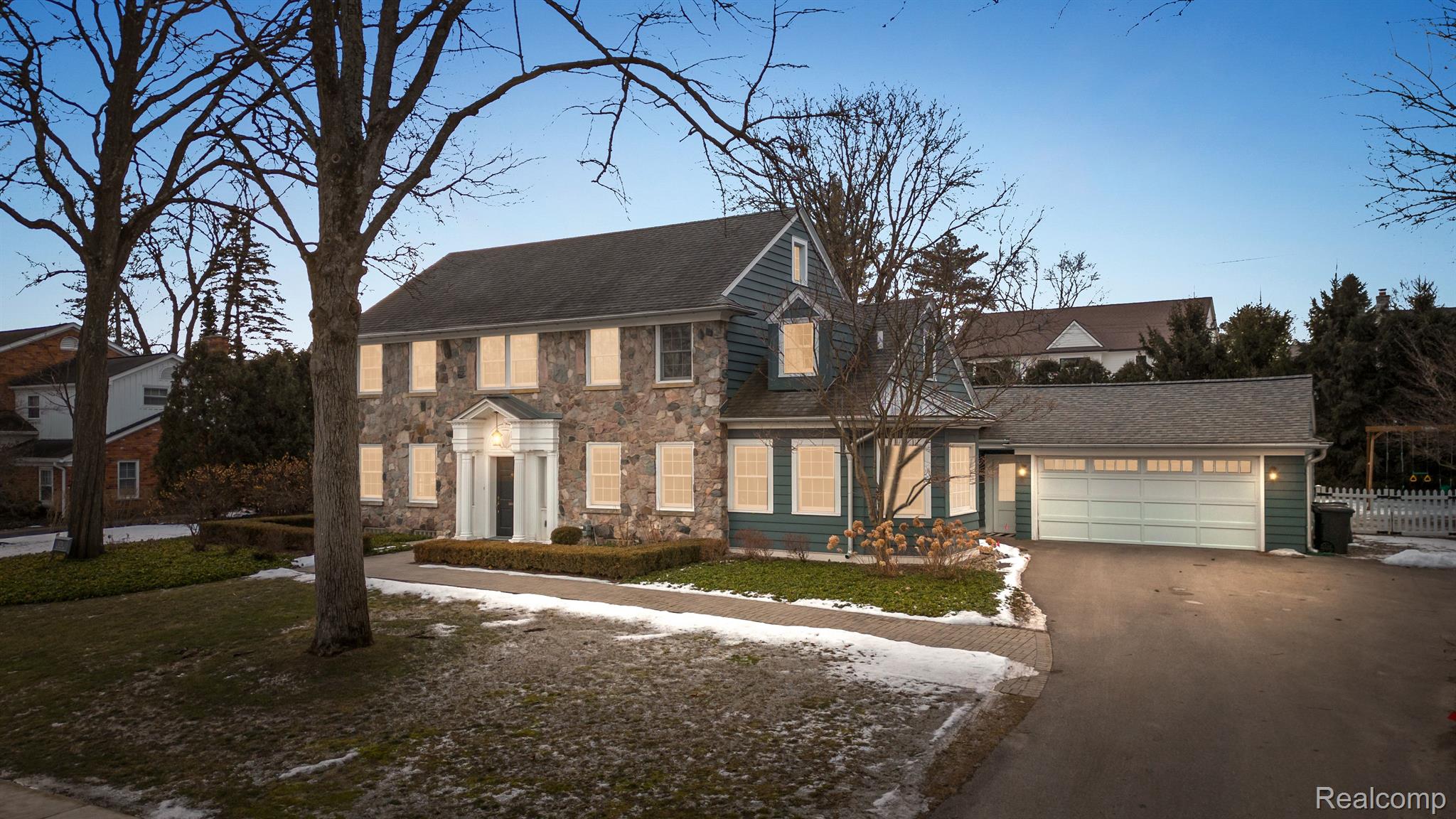 1211 WILLOW Lane