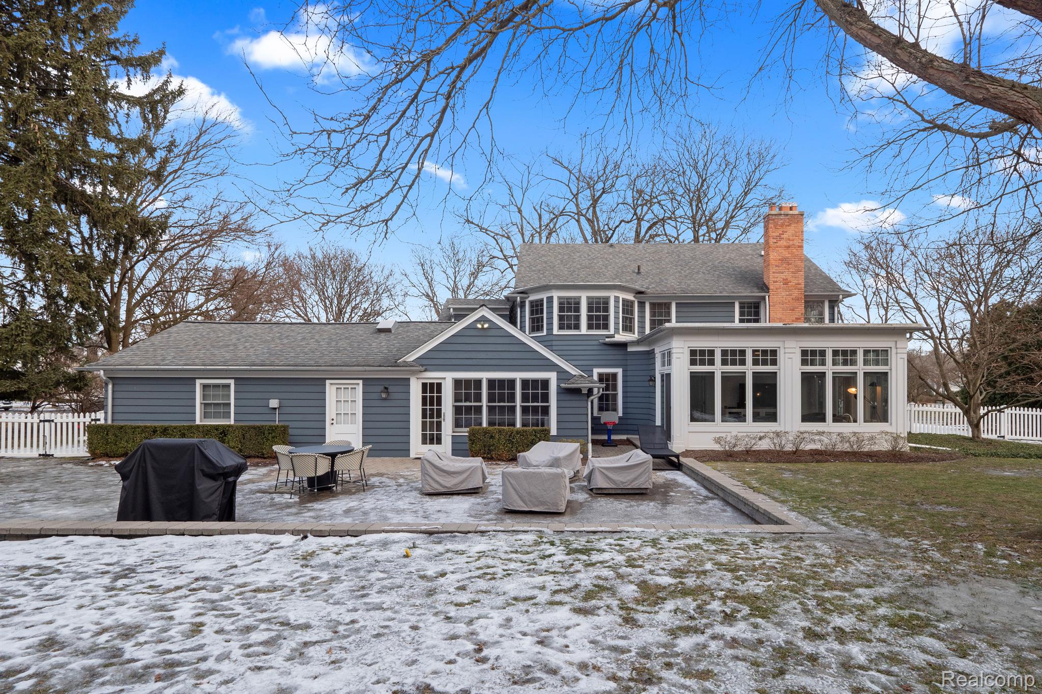 1211 WILLOW Lane