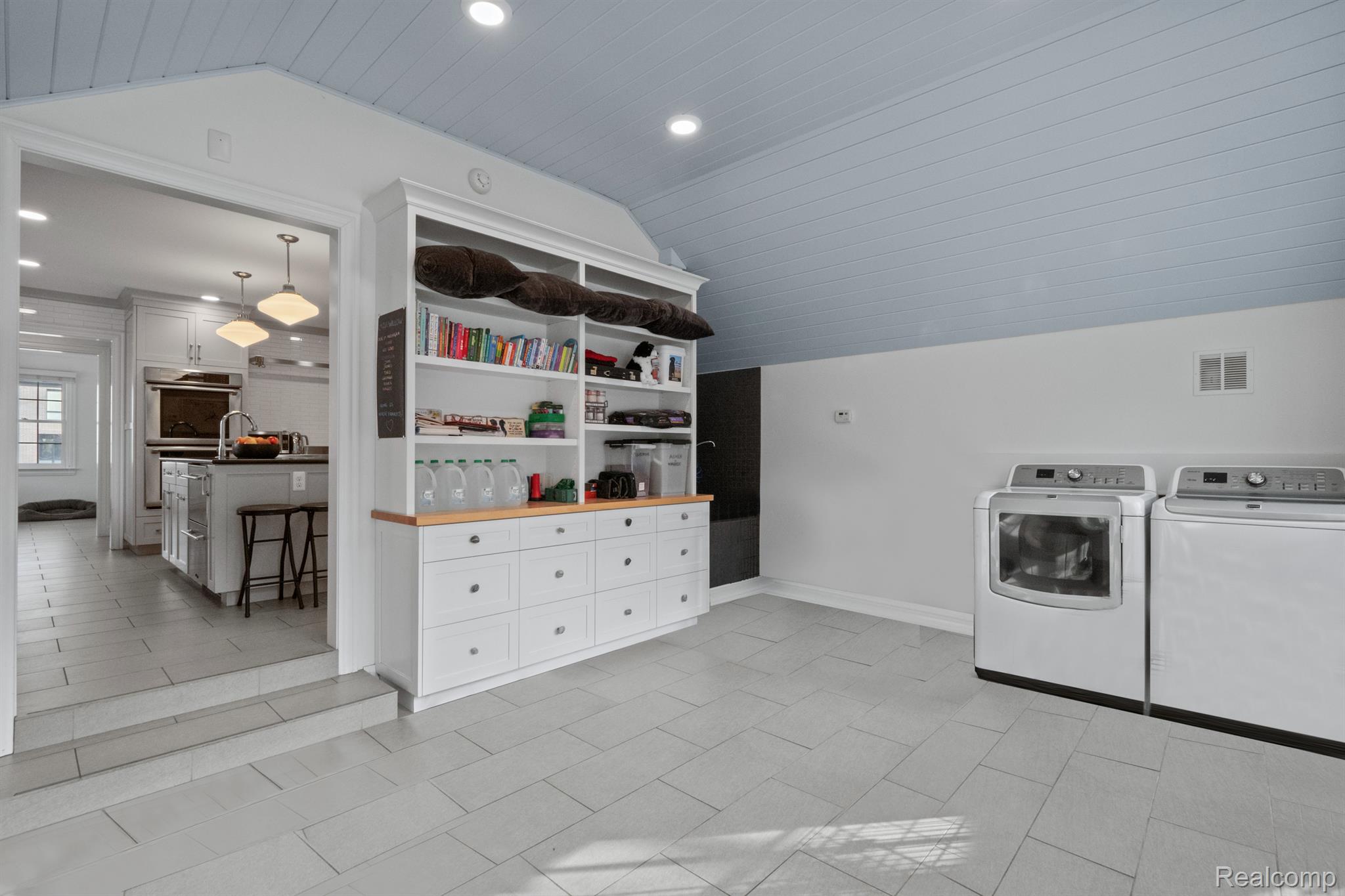 1211 WILLOW Lane