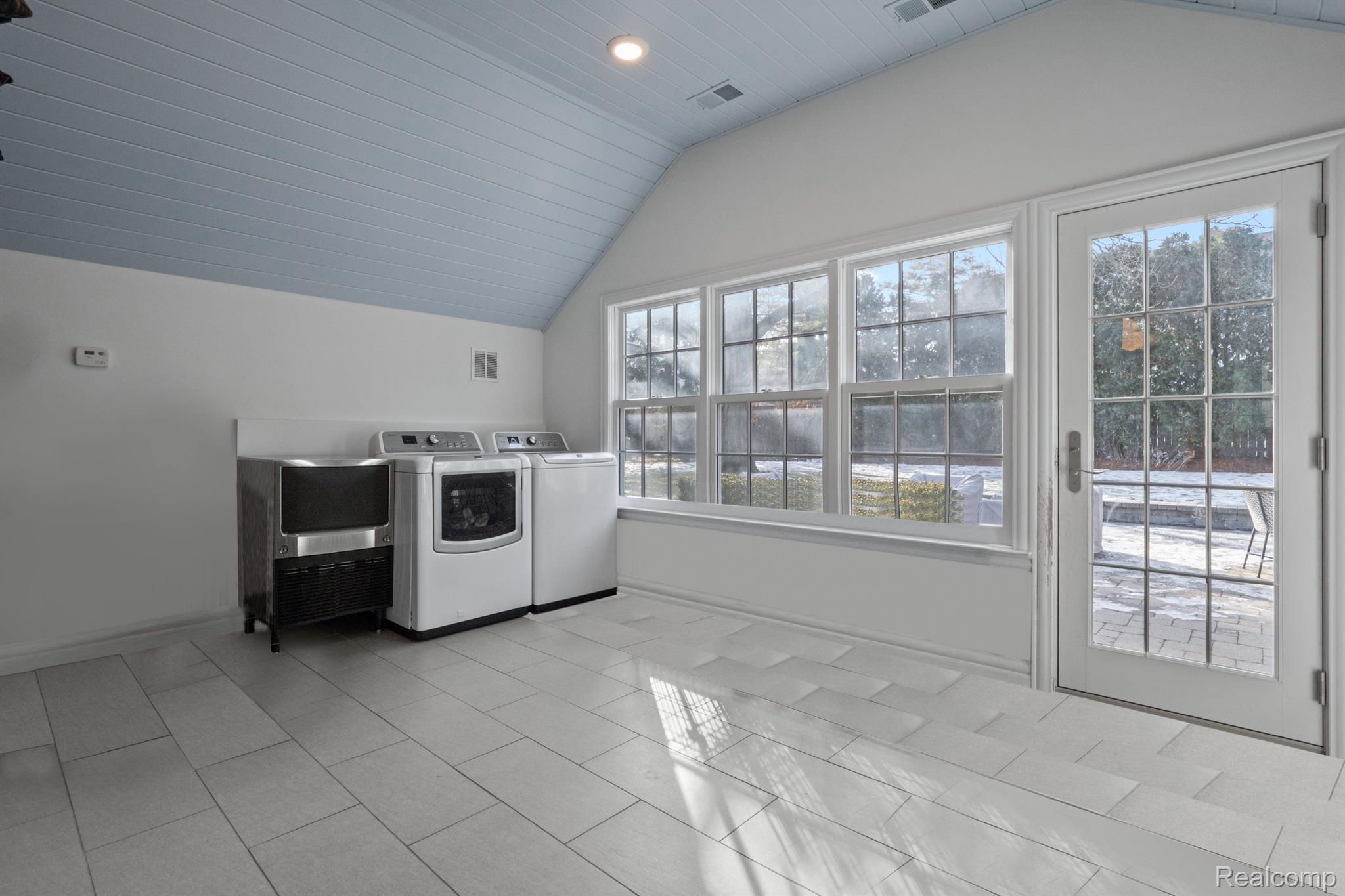 1211 WILLOW Lane