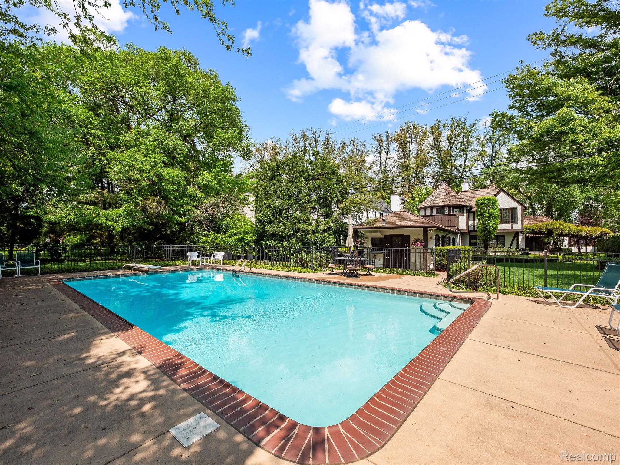 404 LINDEN Road