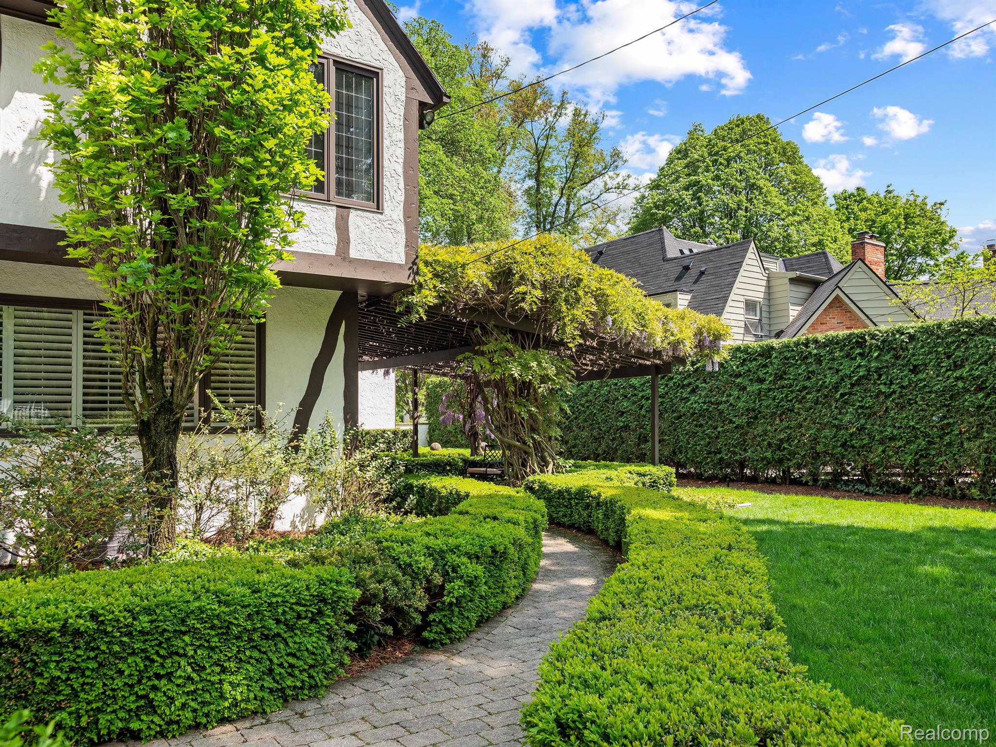 404 LINDEN Road