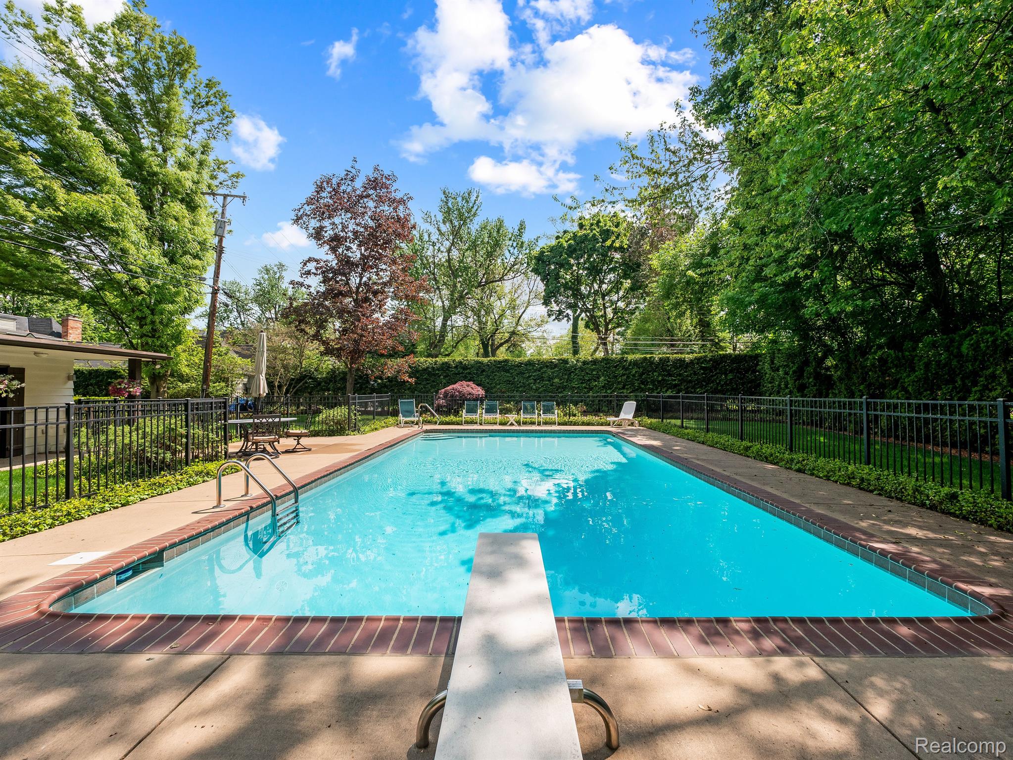 404 LINDEN Road