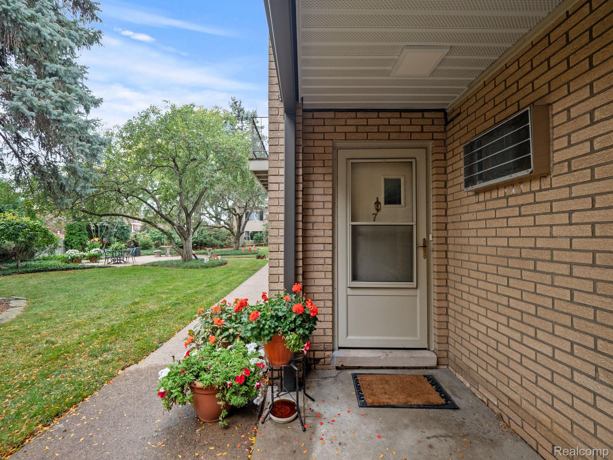 2655 E MAPLE Road 7