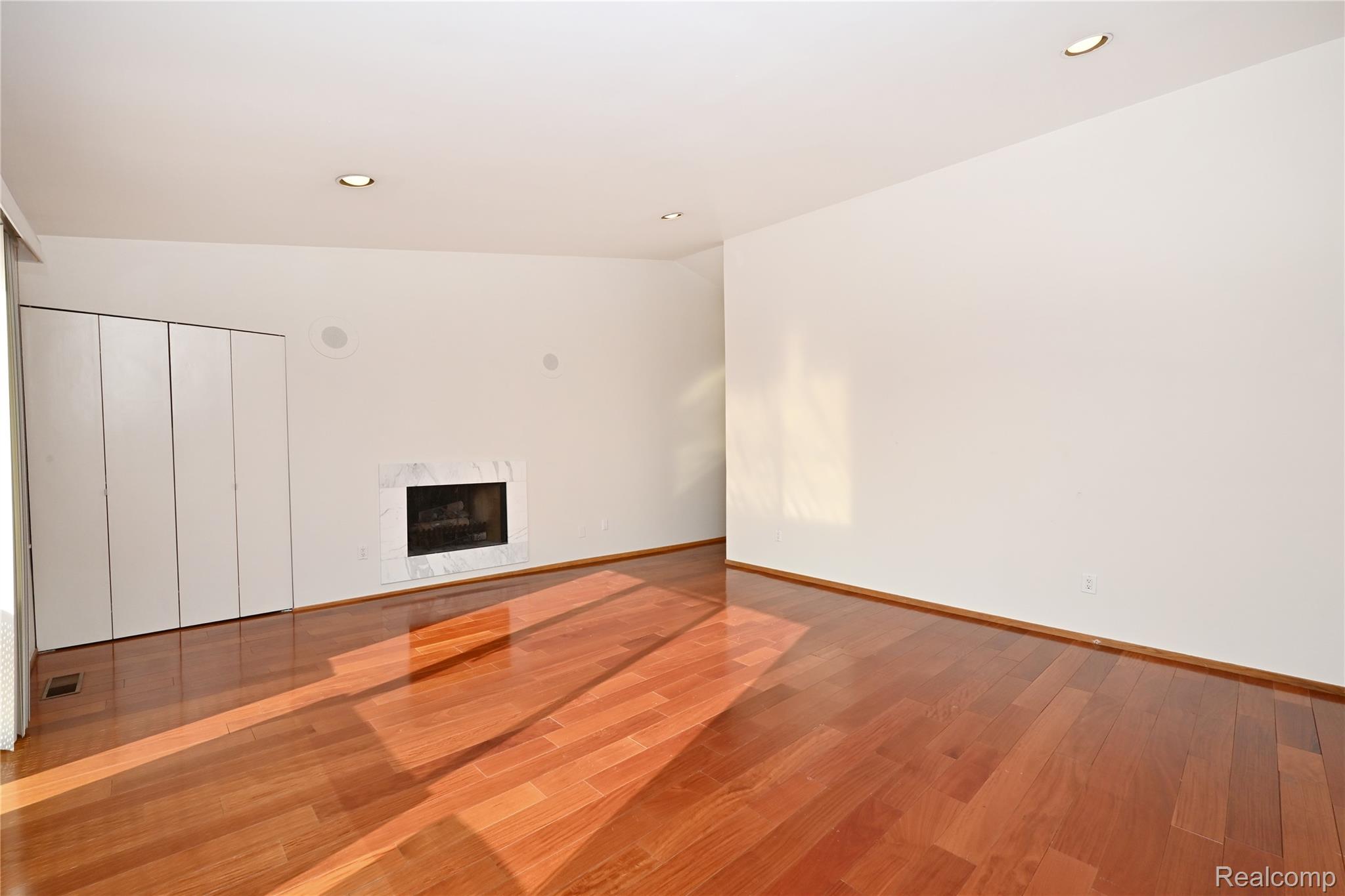 1825 Long Pointe Drive