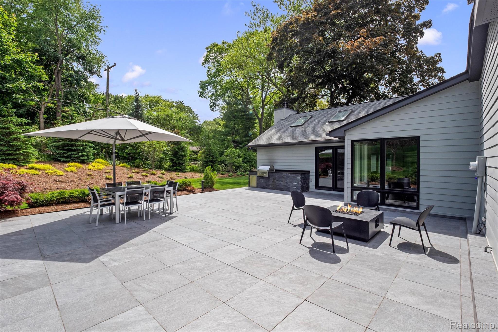 3885 Oakland Drive
