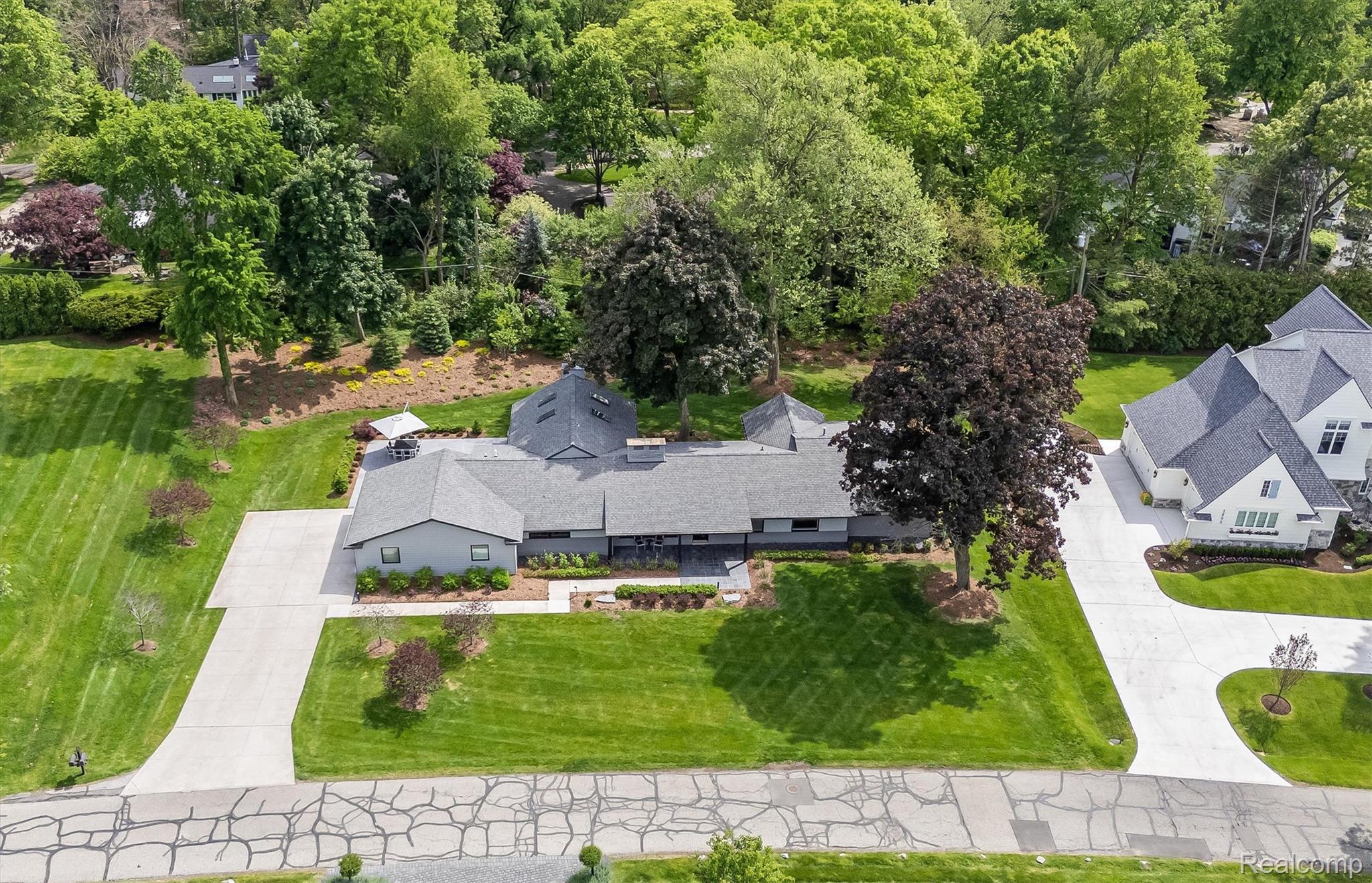 3885 Oakland Drive