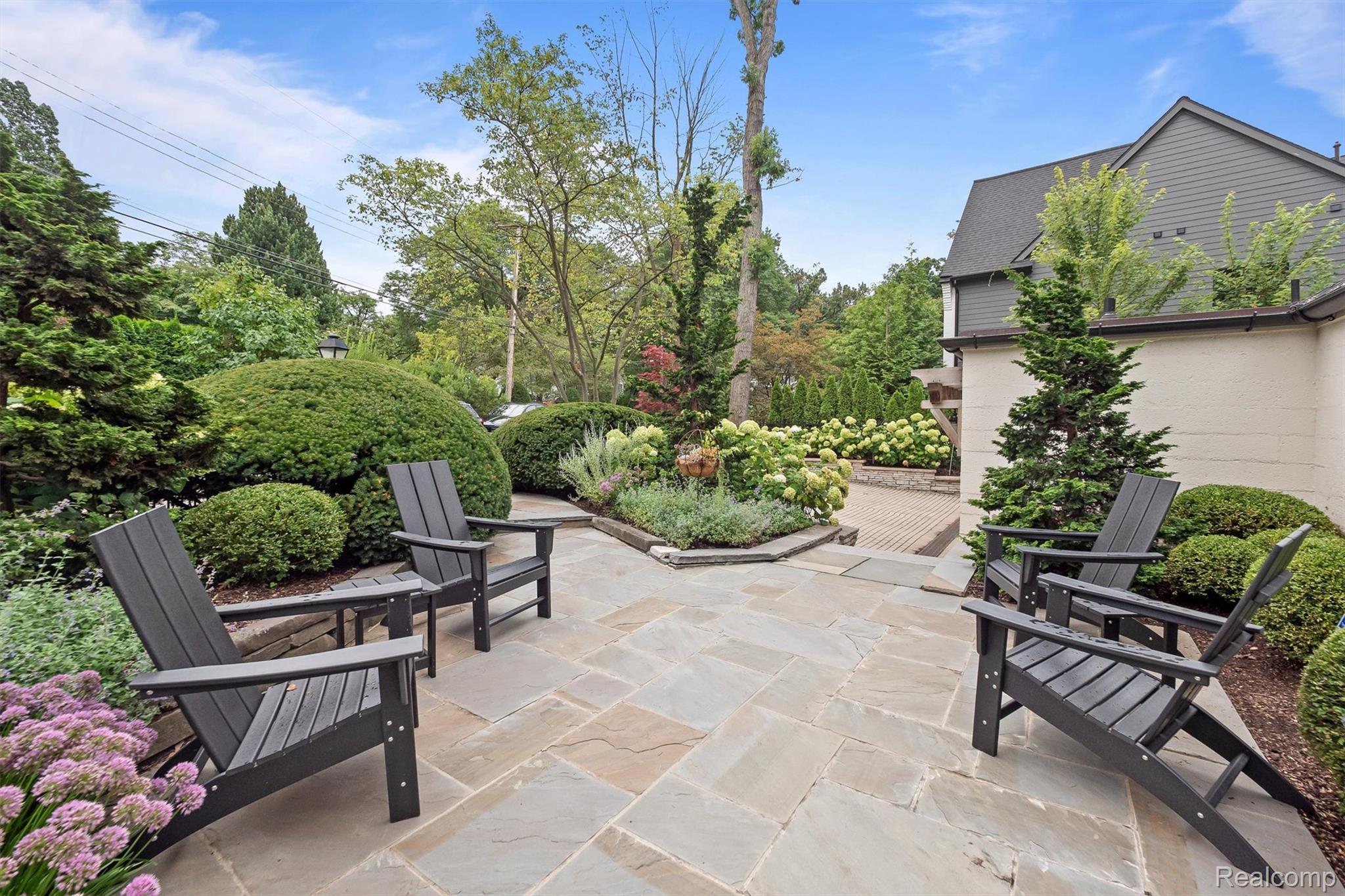 951 Twin Oaks Lane