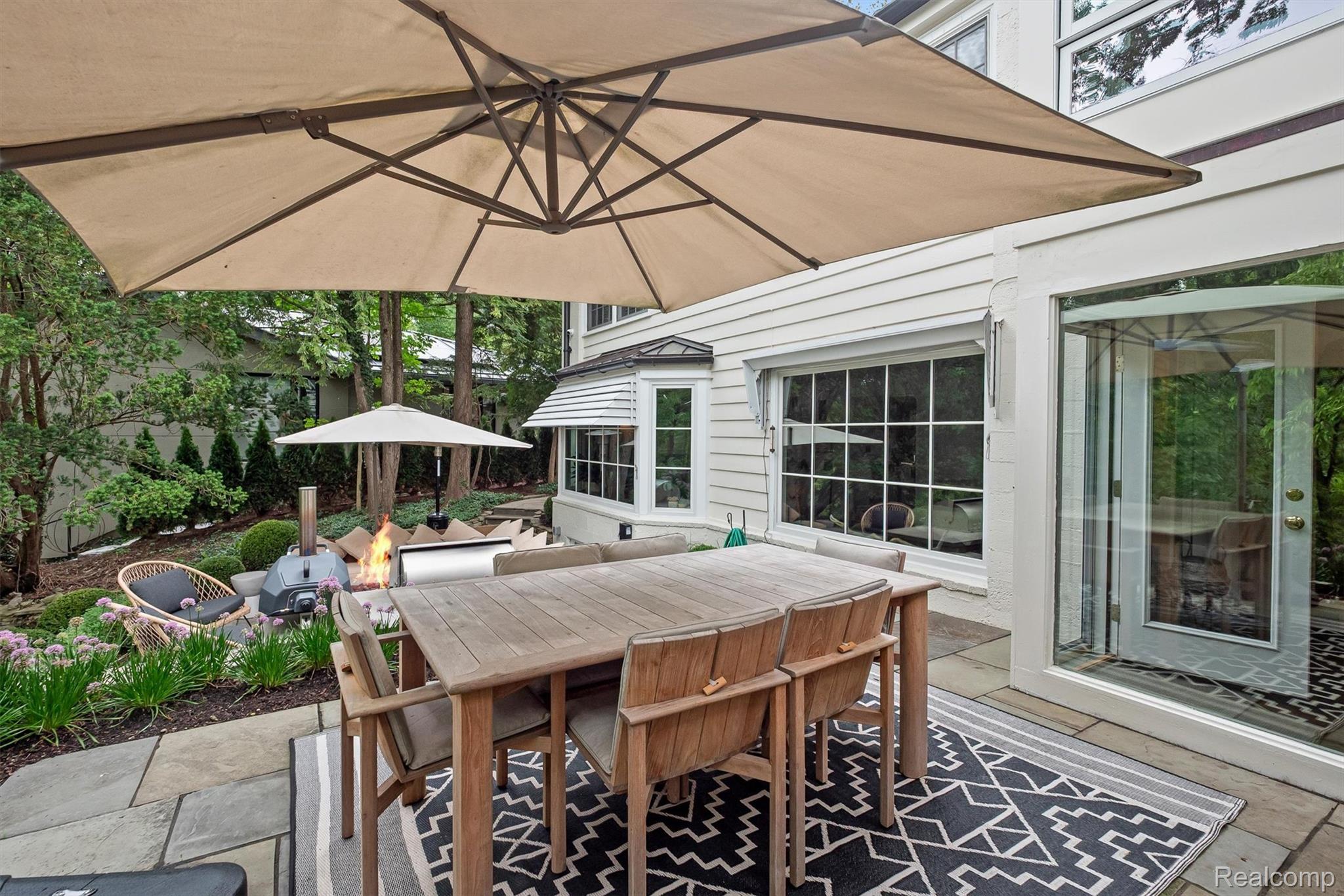 951 Twin Oaks Lane