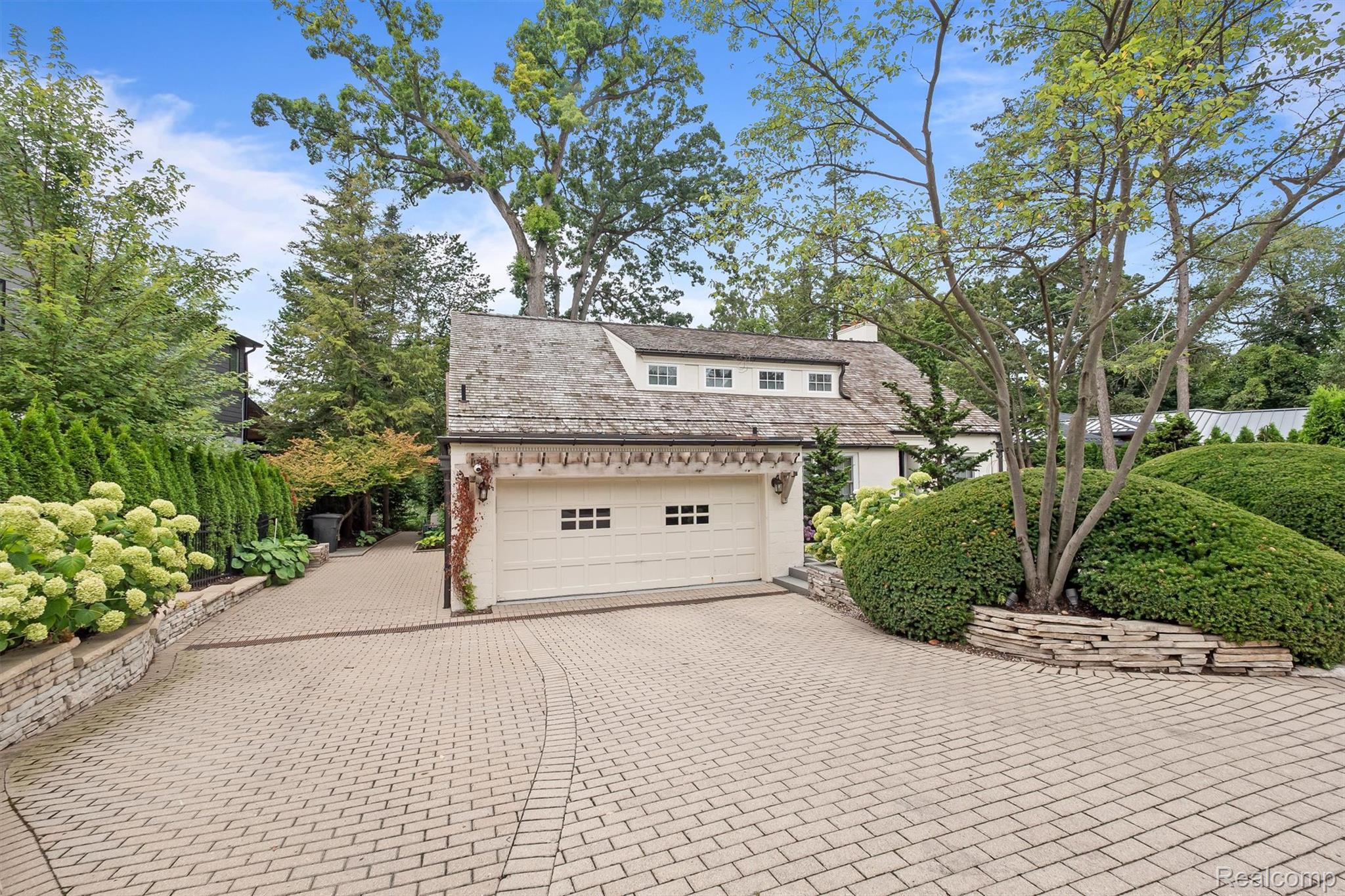 951 Twin Oaks Lane