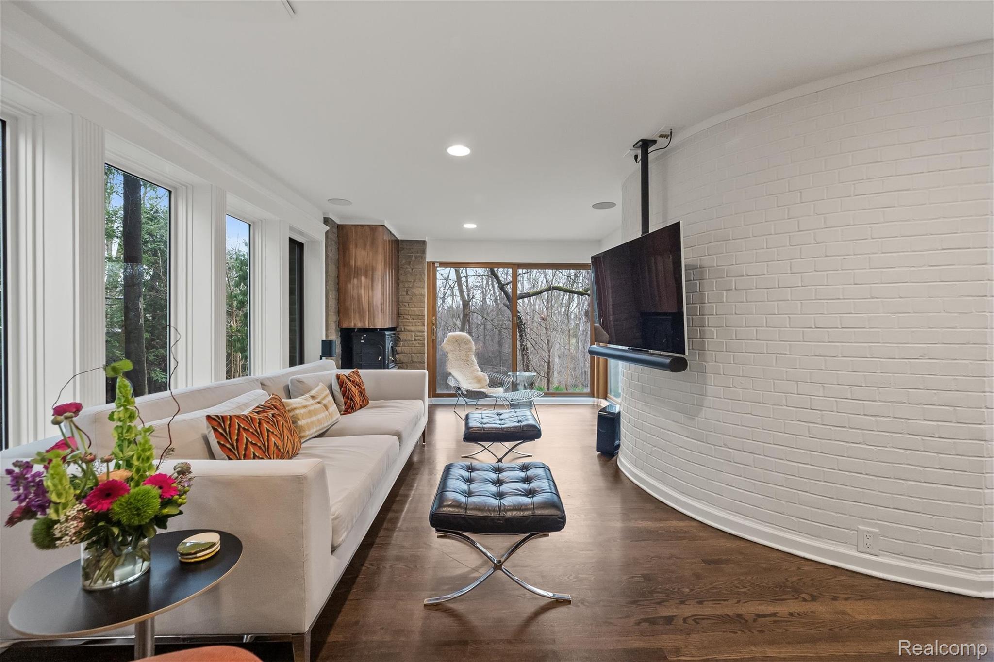 951 Twin Oaks Lane