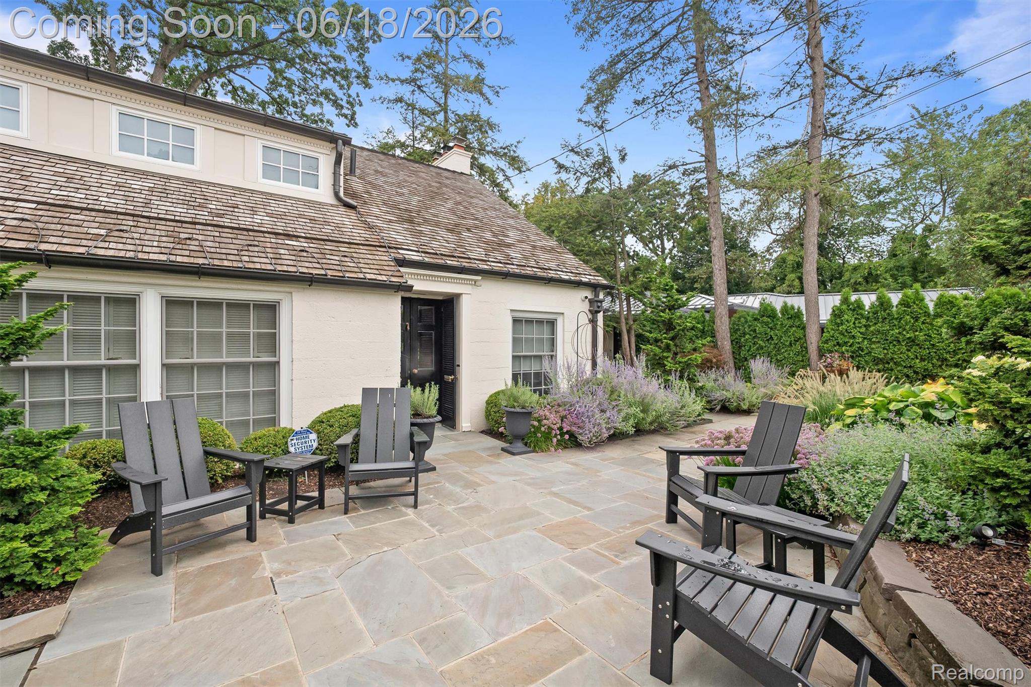 951 Twin Oaks Lane