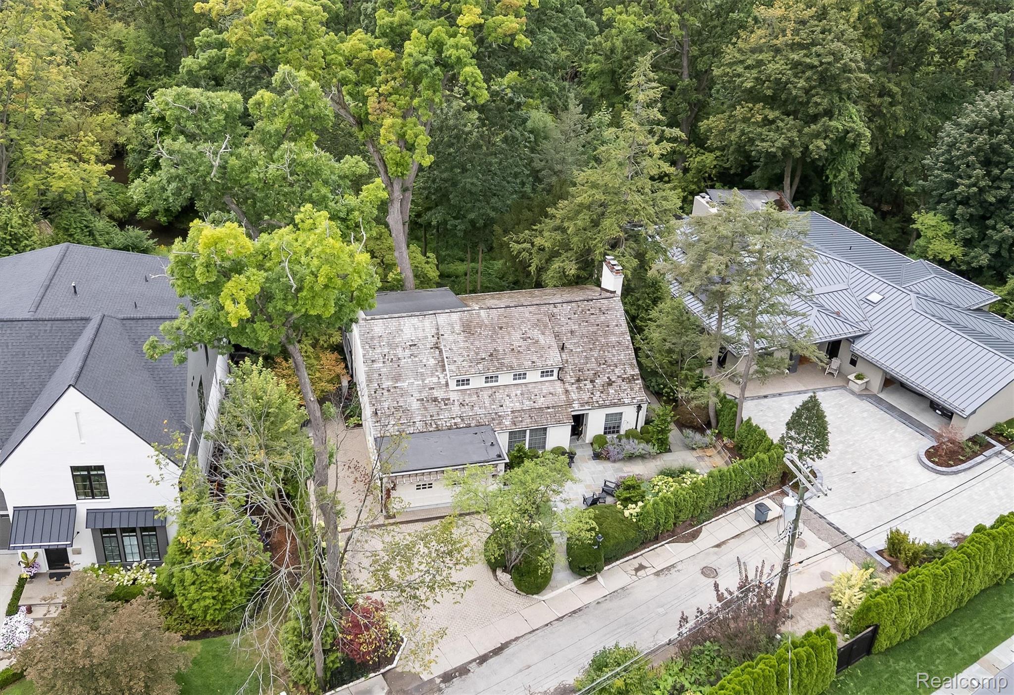 951 Twin Oaks Lane