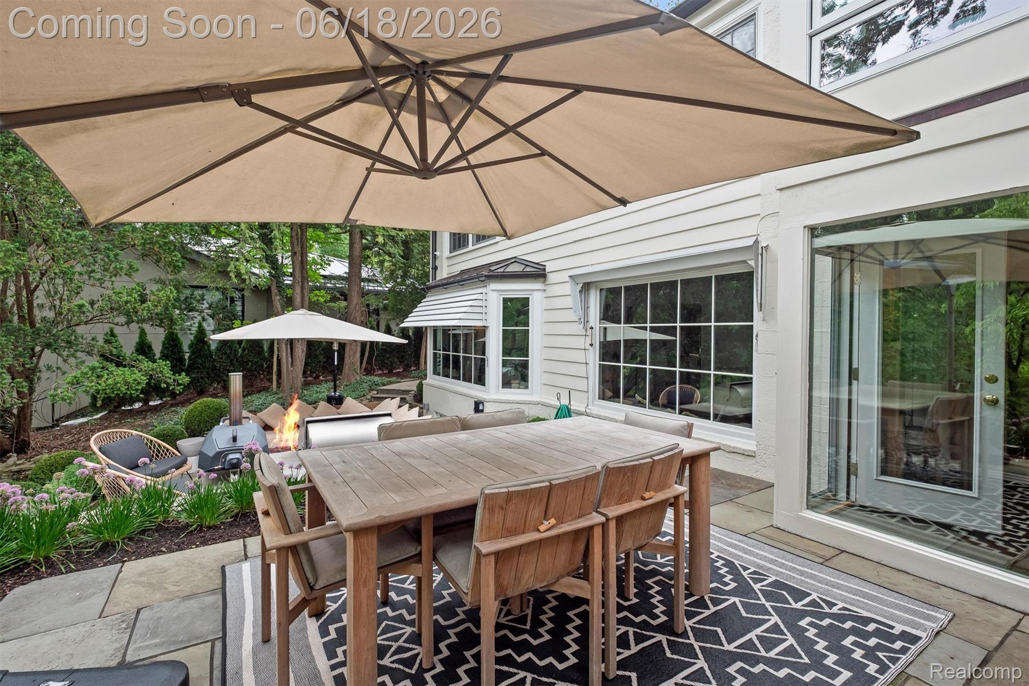 951 Twin Oaks Lane