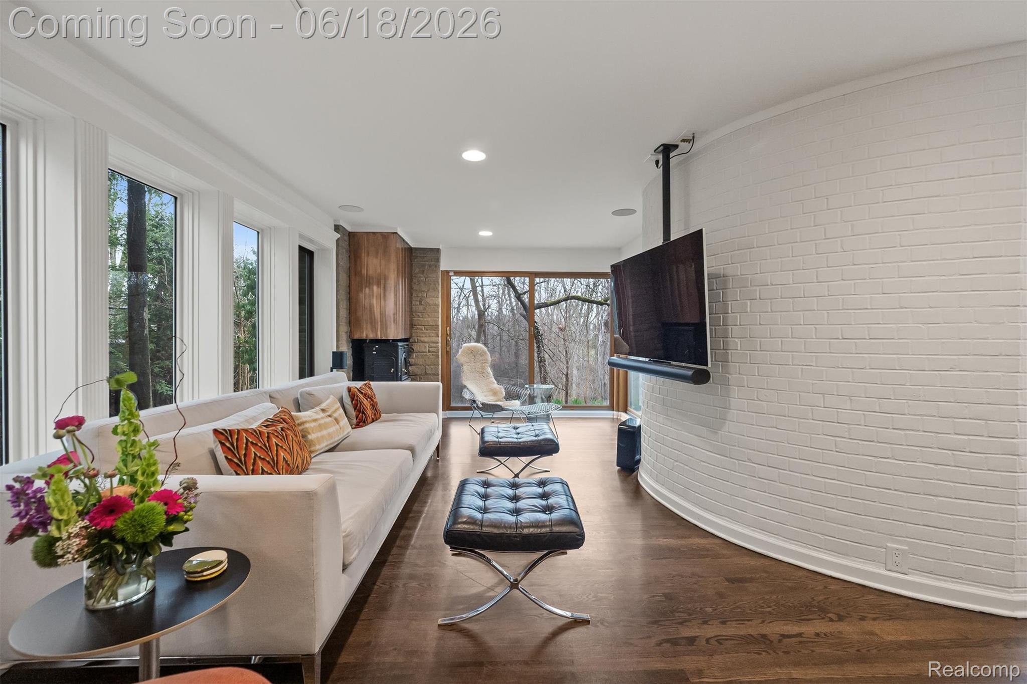 951 Twin Oaks Lane