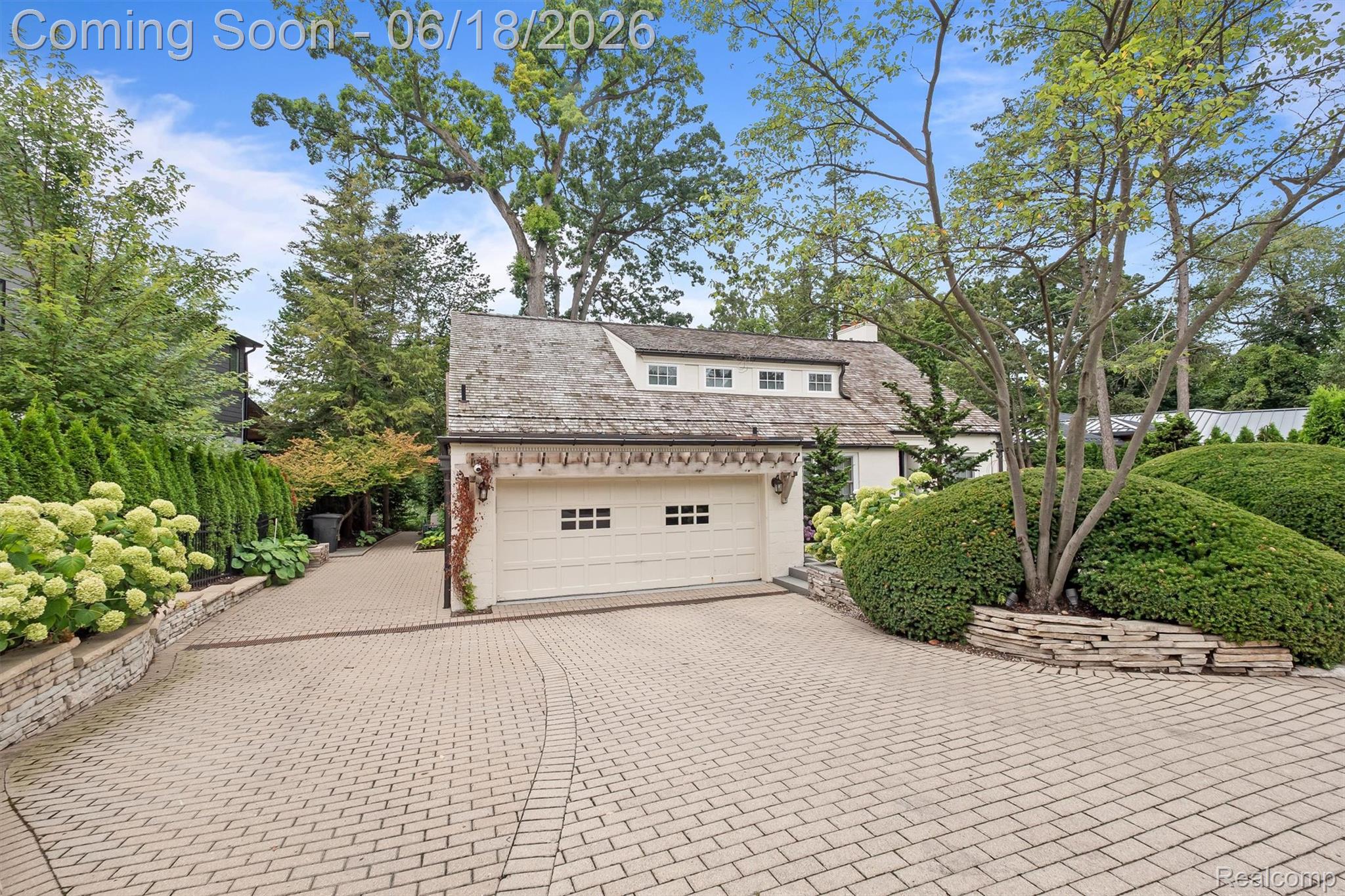 951 Twin Oaks Lane