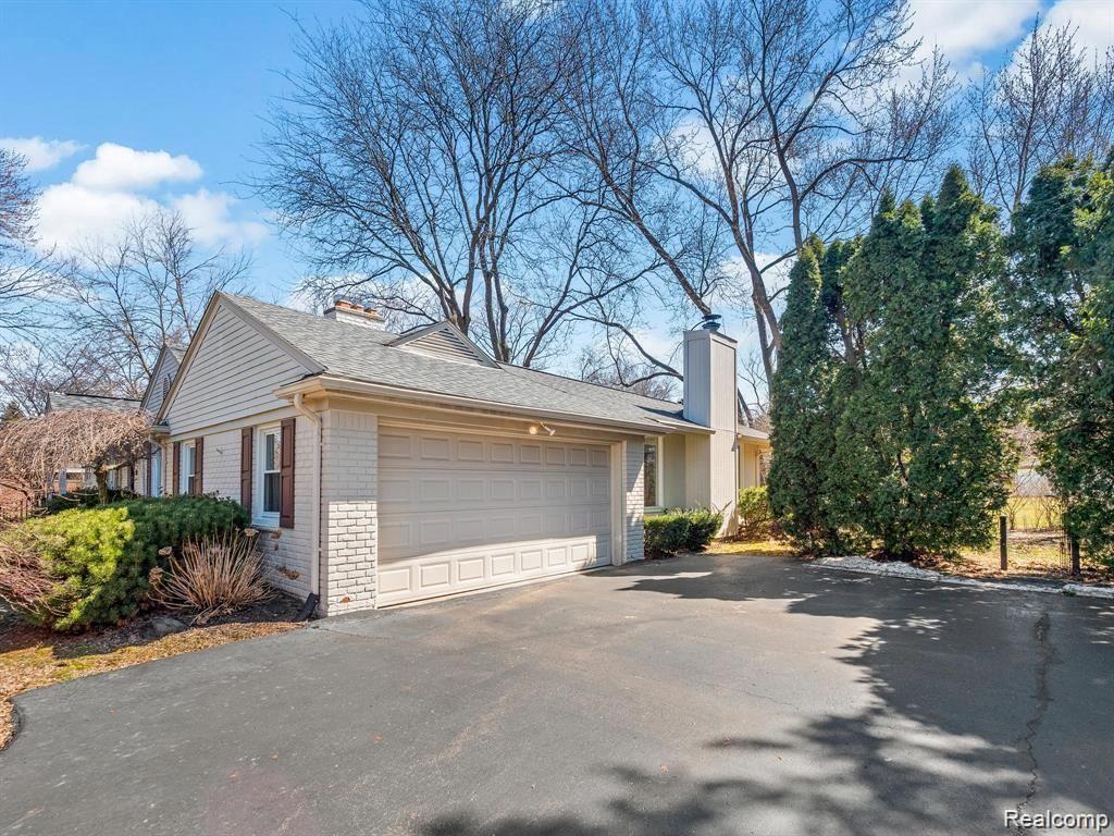 3879 CARRIAGE Road