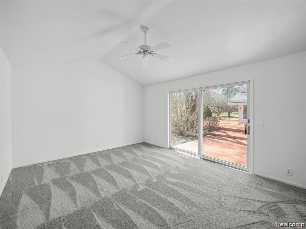 3879 CARRIAGE Road