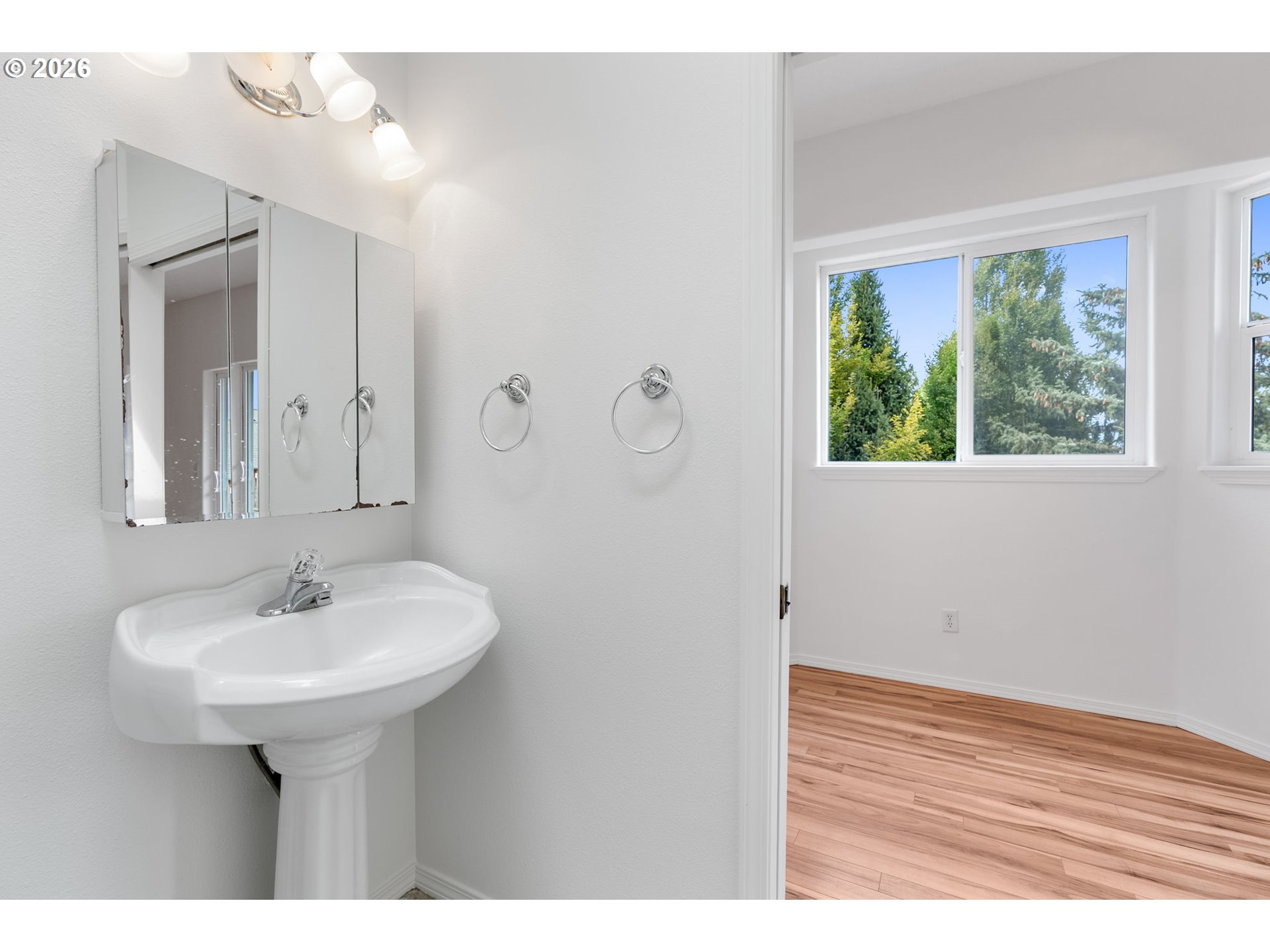 606 RIDGEVIEW CT