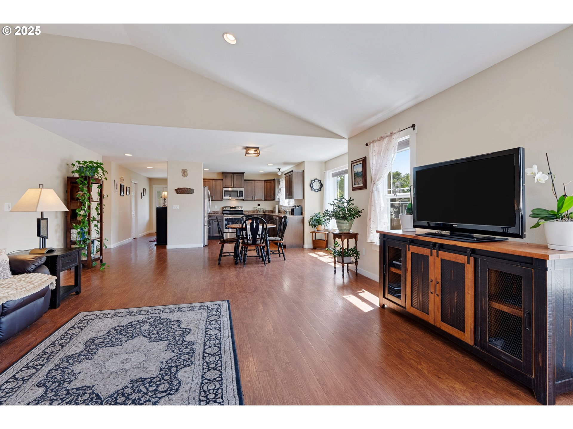 3529 JONES LOOP