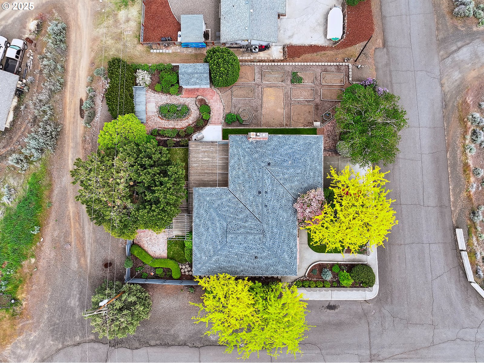 412 LLOYD AVE