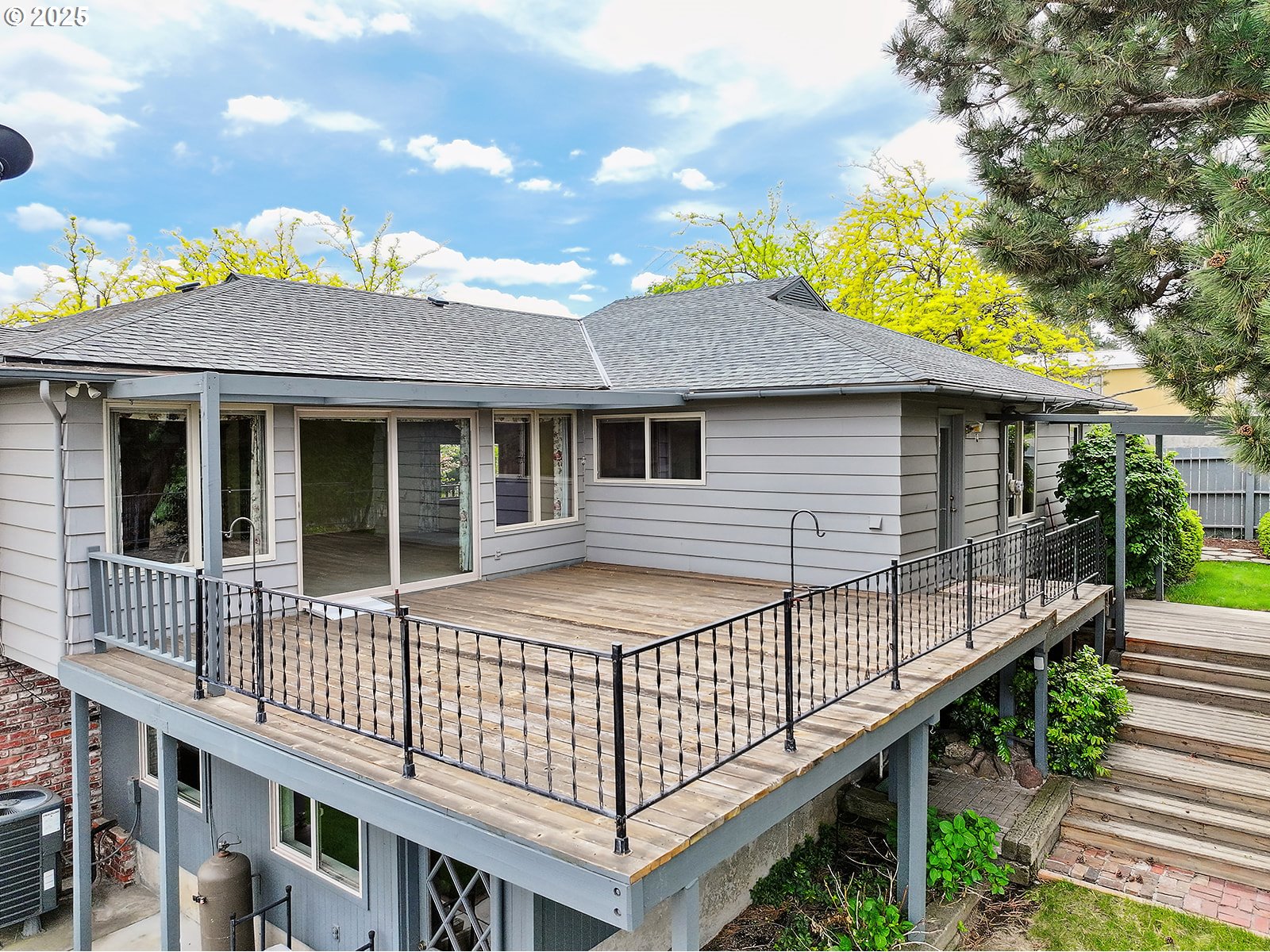412 LLOYD AVE