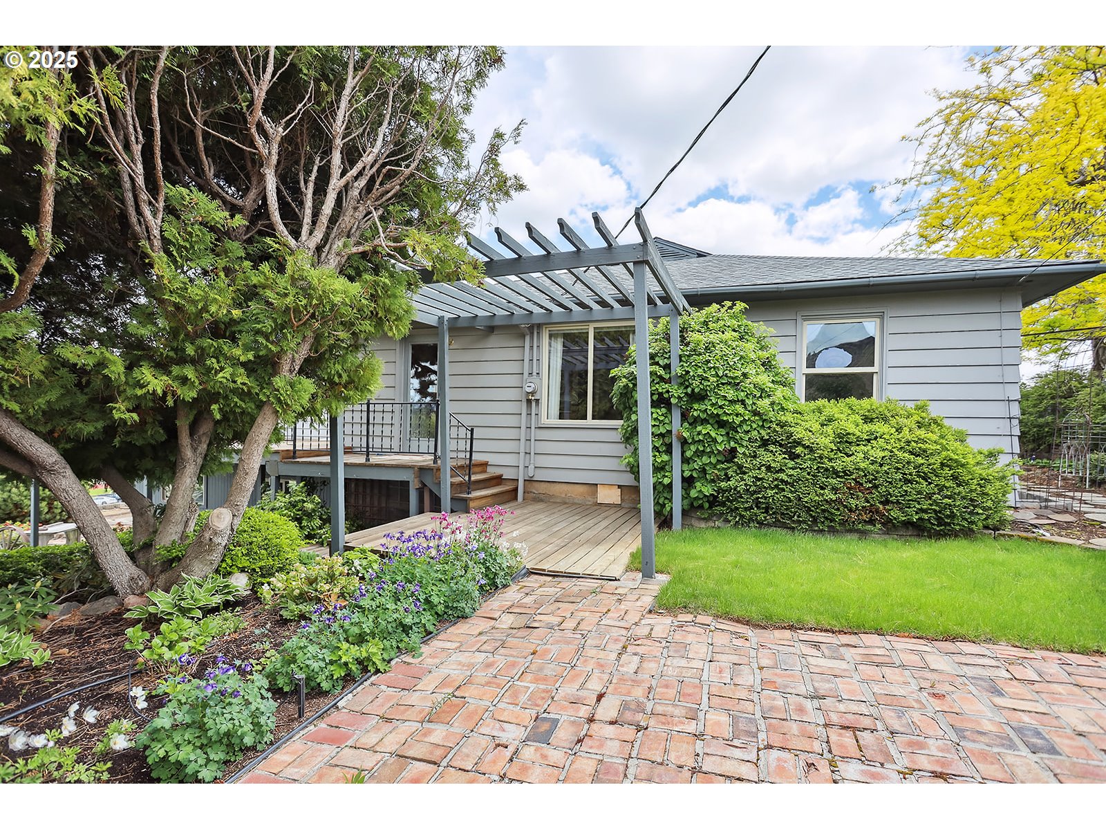 412 LLOYD AVE