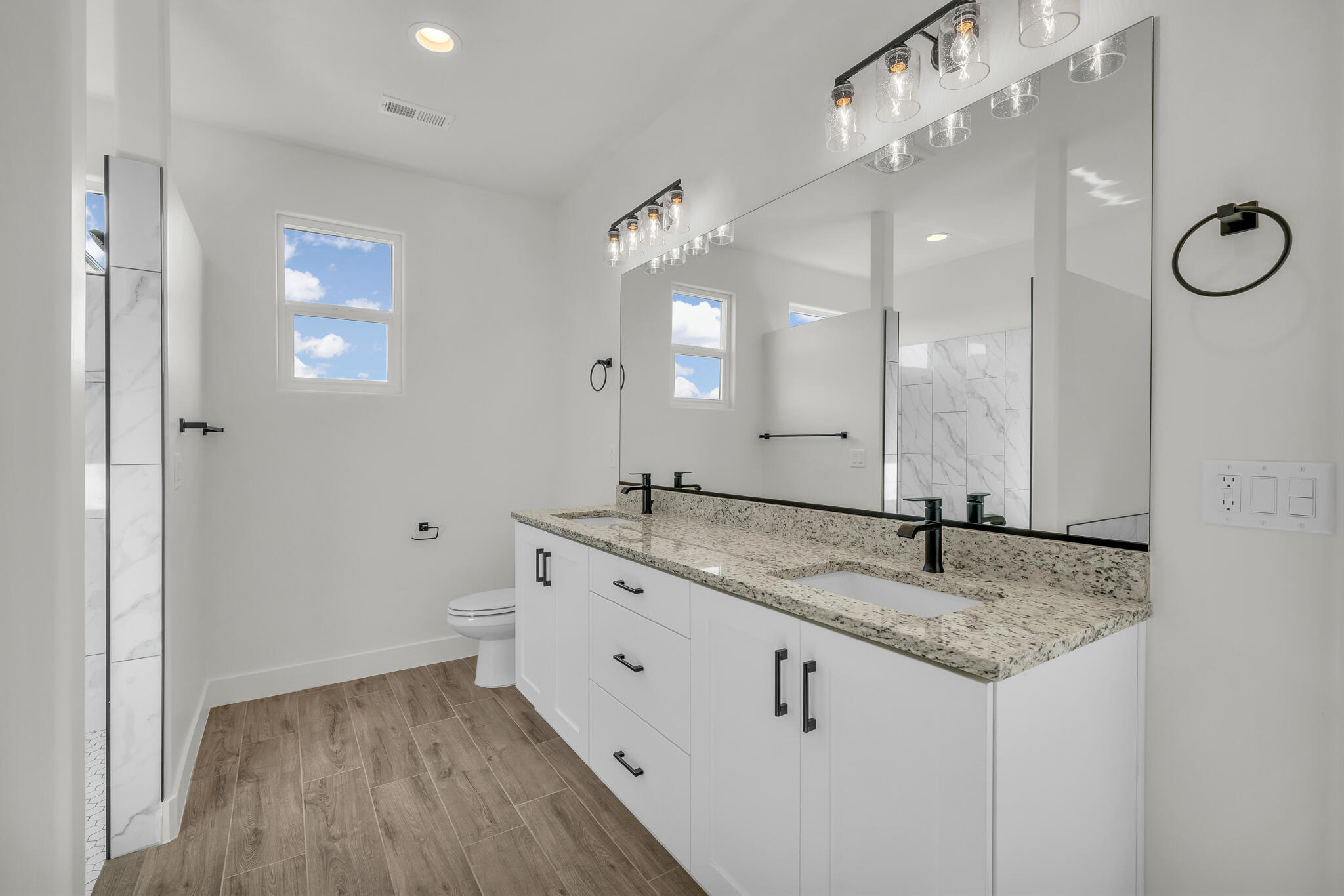 1344 E Mountain Ridge DR