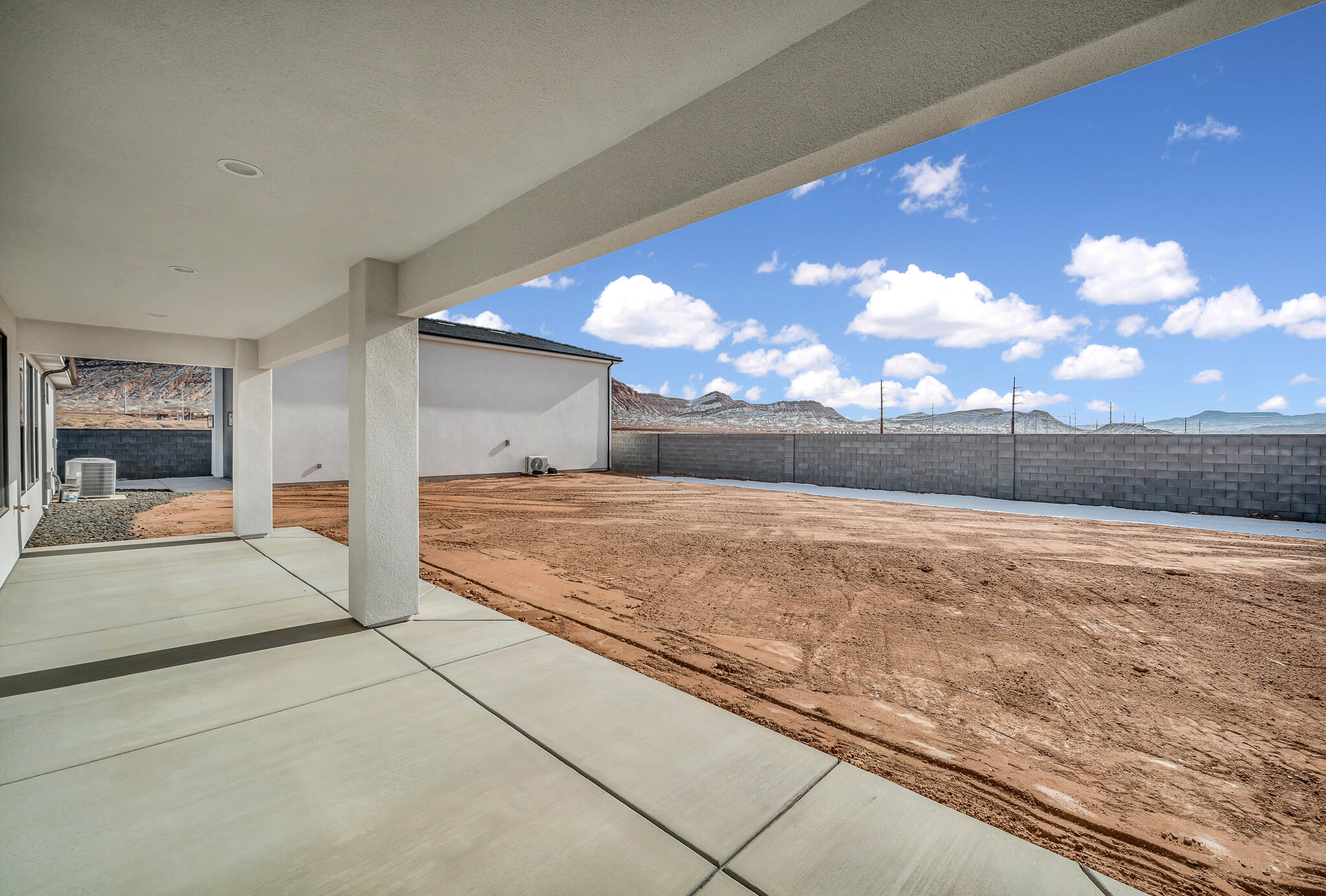 1344 E Mountain Ridge DR