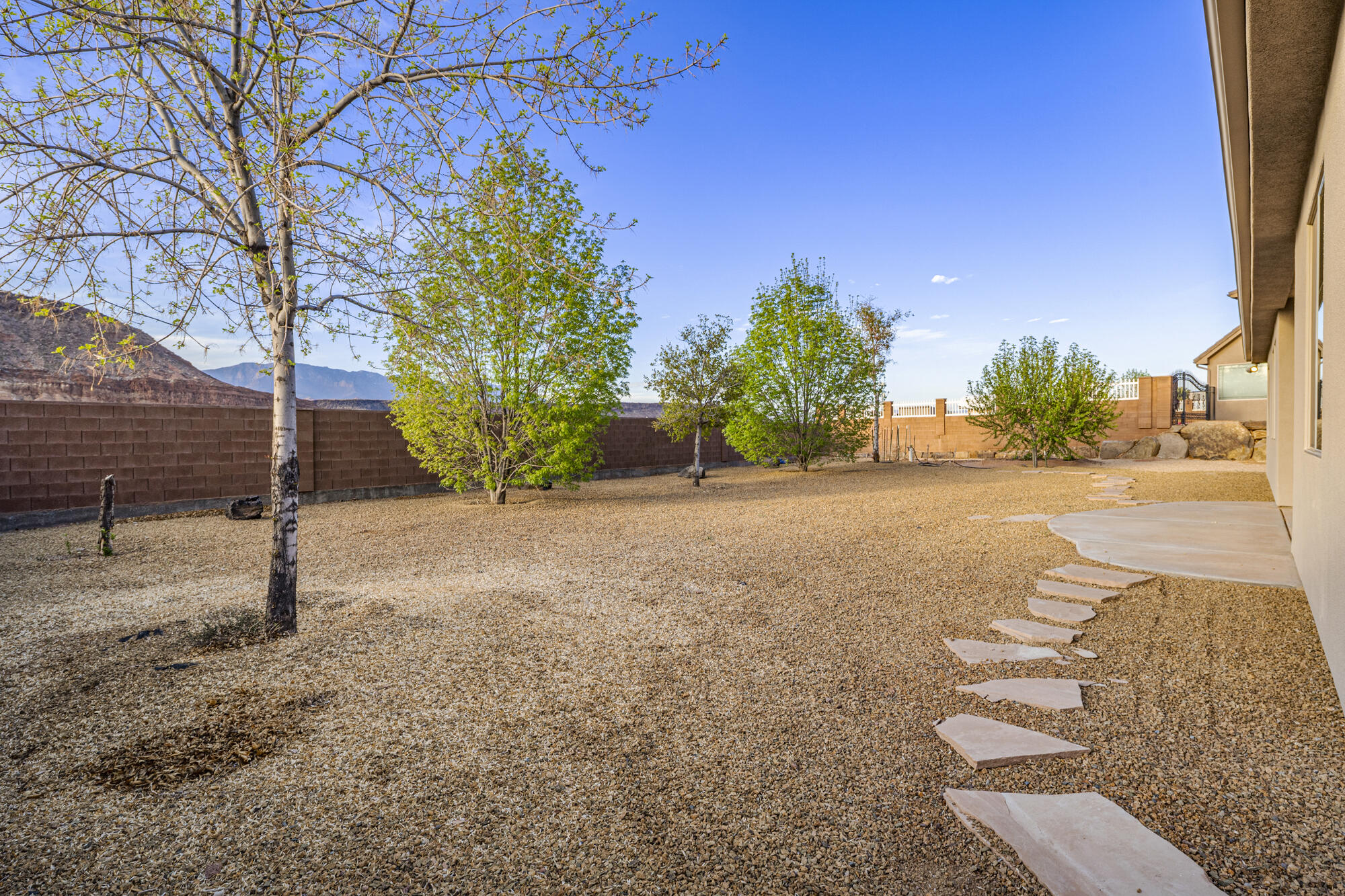 1549 E Scenic Sunrise DR
