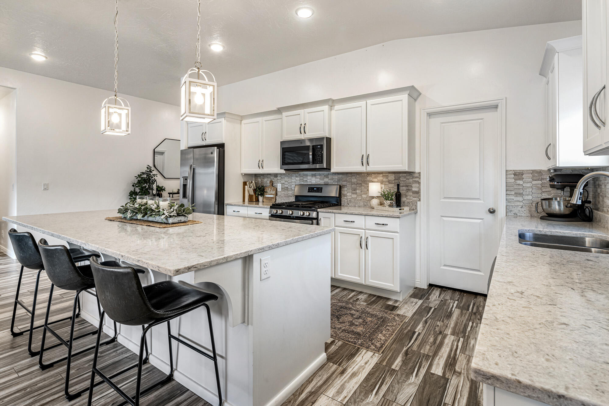 902 N SANDY TALUS DR