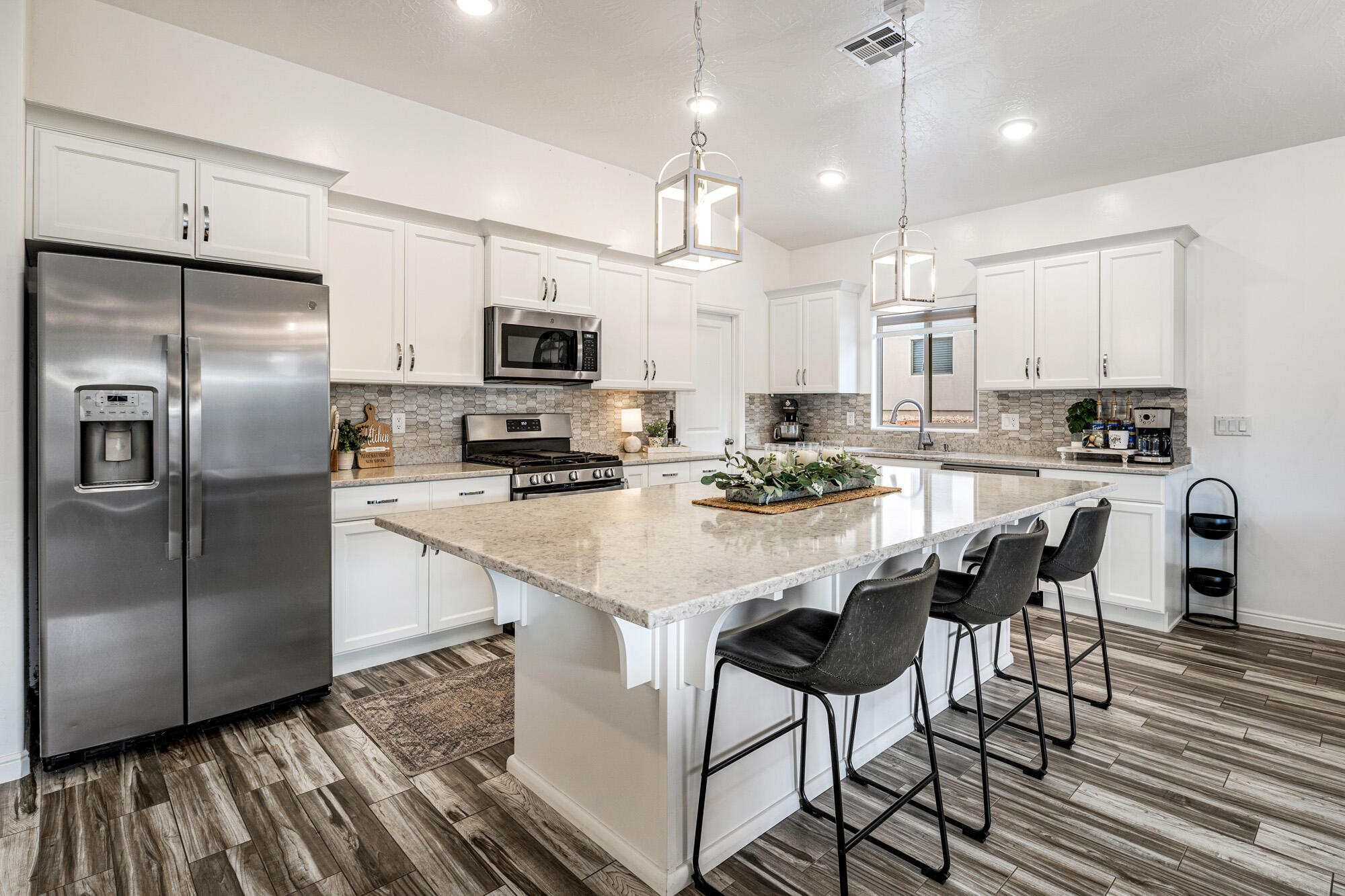 902 N SANDY TALUS DR