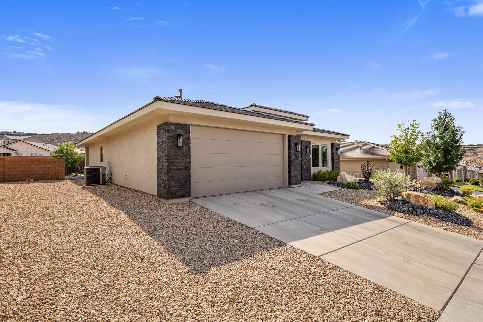 902 N SANDY TALUS DR