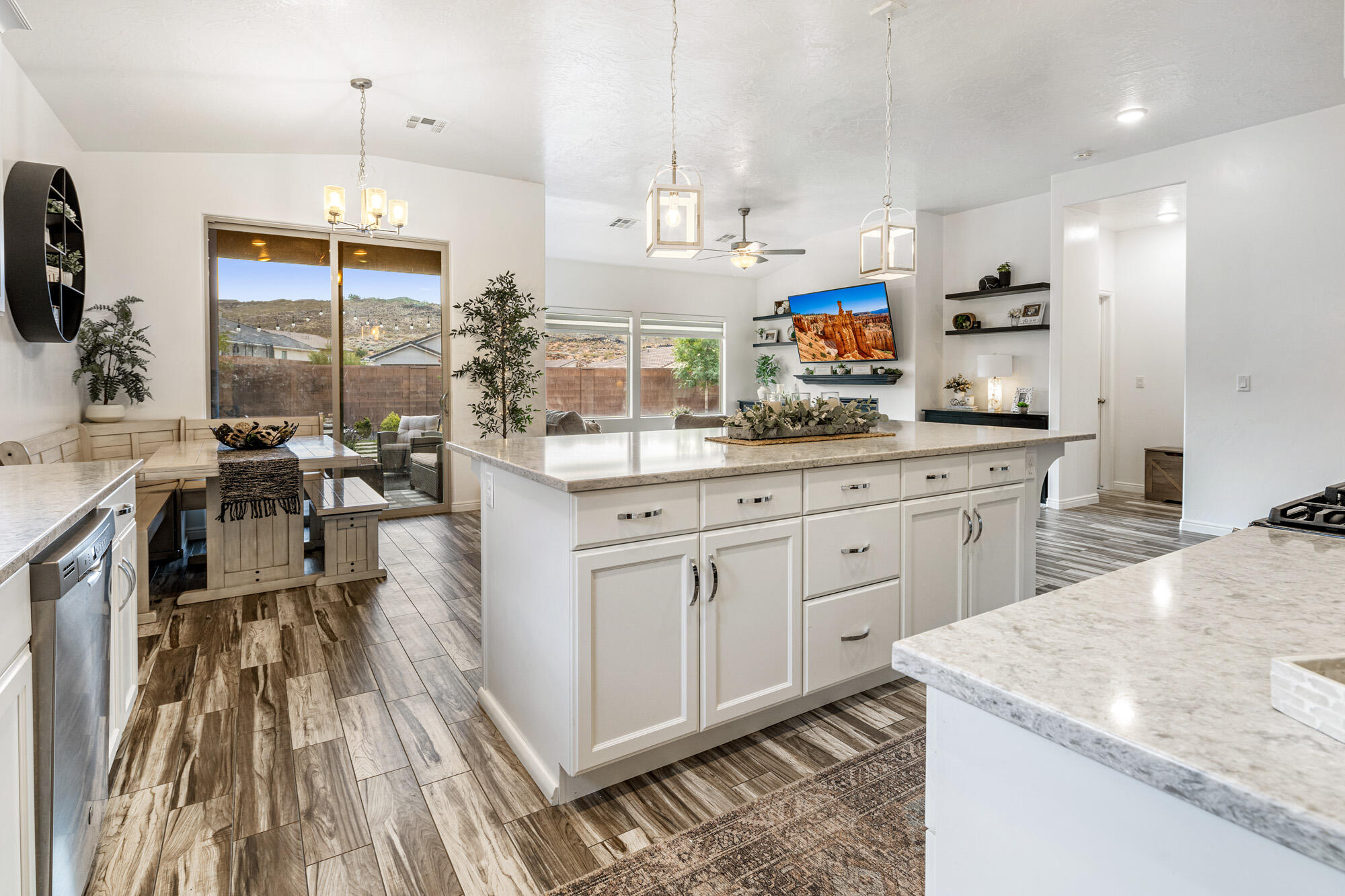 902 N SANDY TALUS DR
