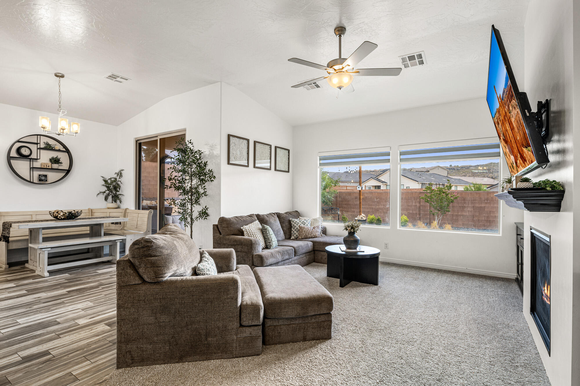 902 N SANDY TALUS DR