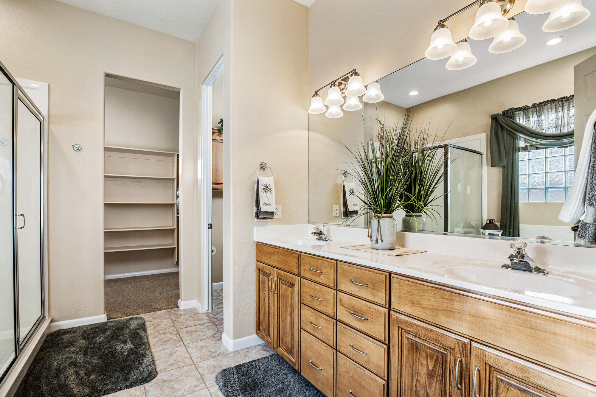 1028 W Shadow Ridge DR