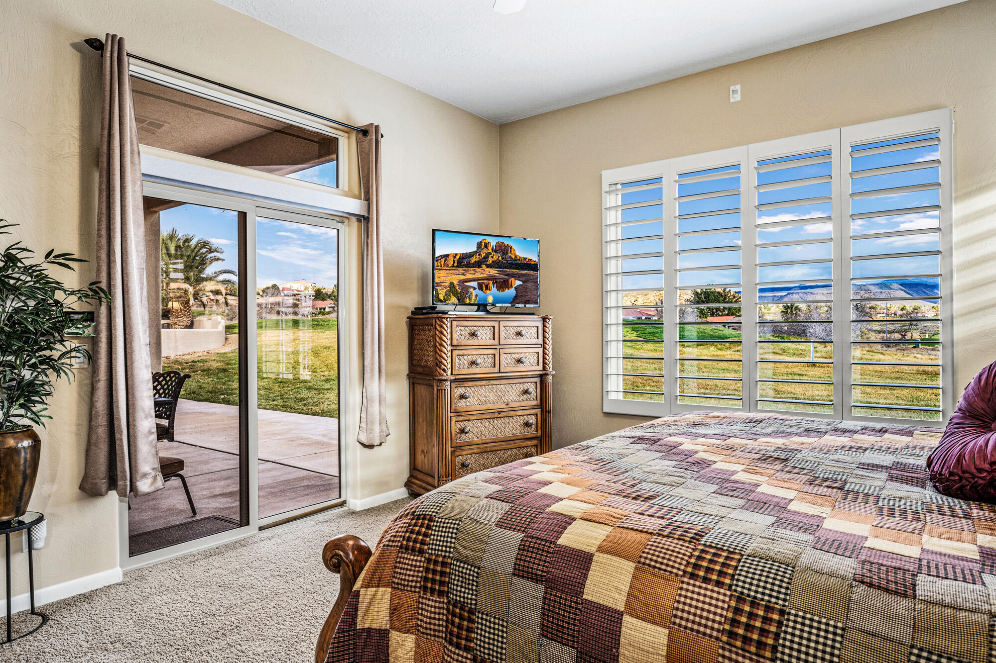 1028 W Shadow Ridge DR