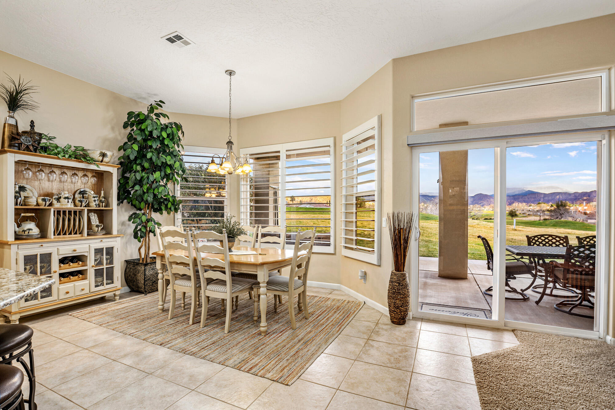 1028 W Shadow Ridge DR