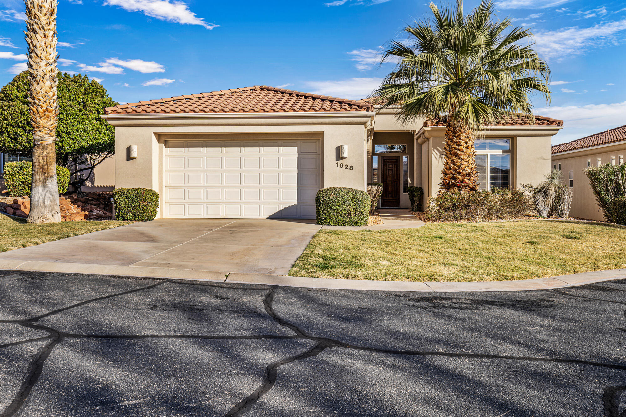 1028 W Shadow Ridge DR