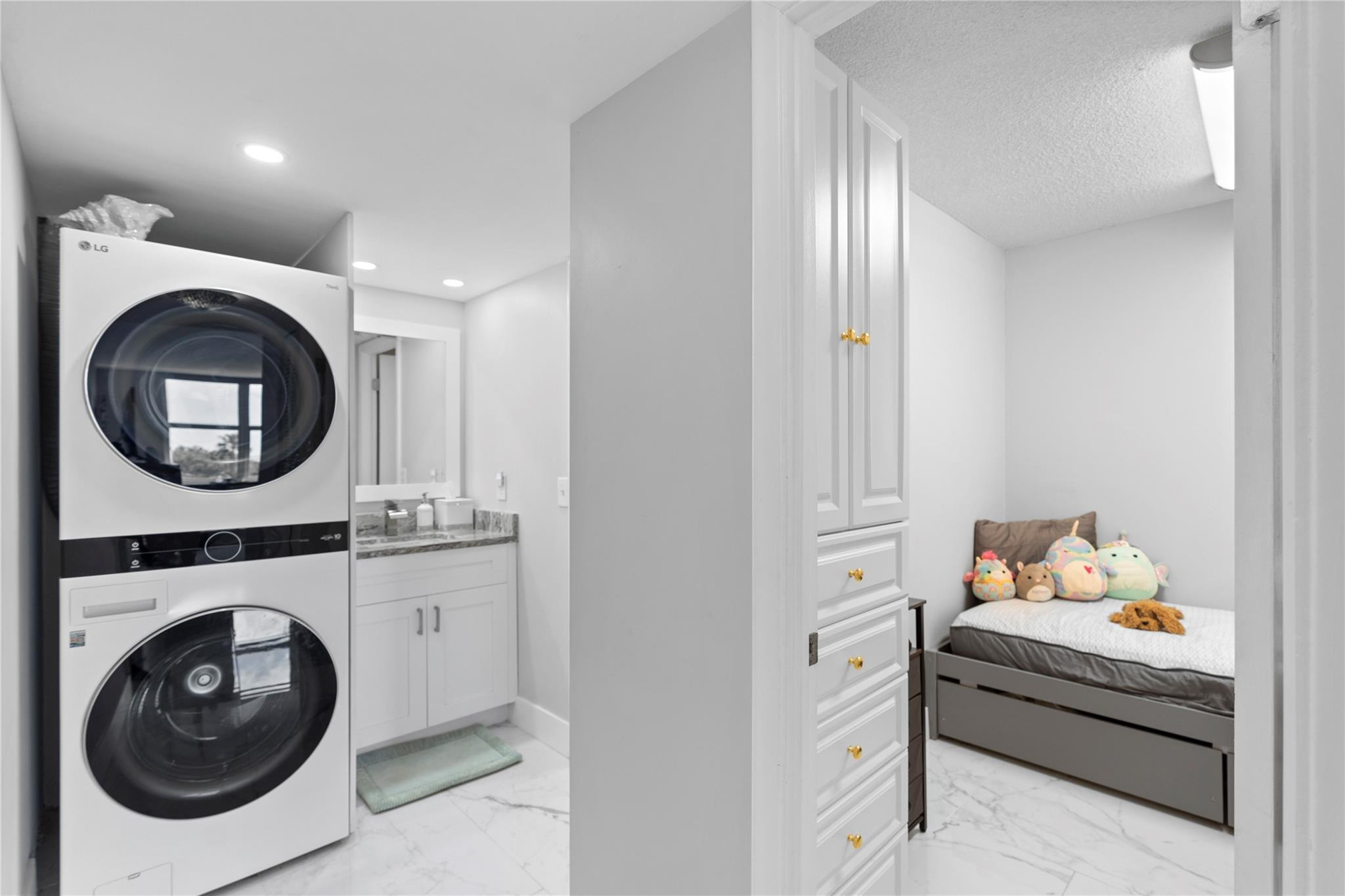 1147 Hillsboro Mile 702
